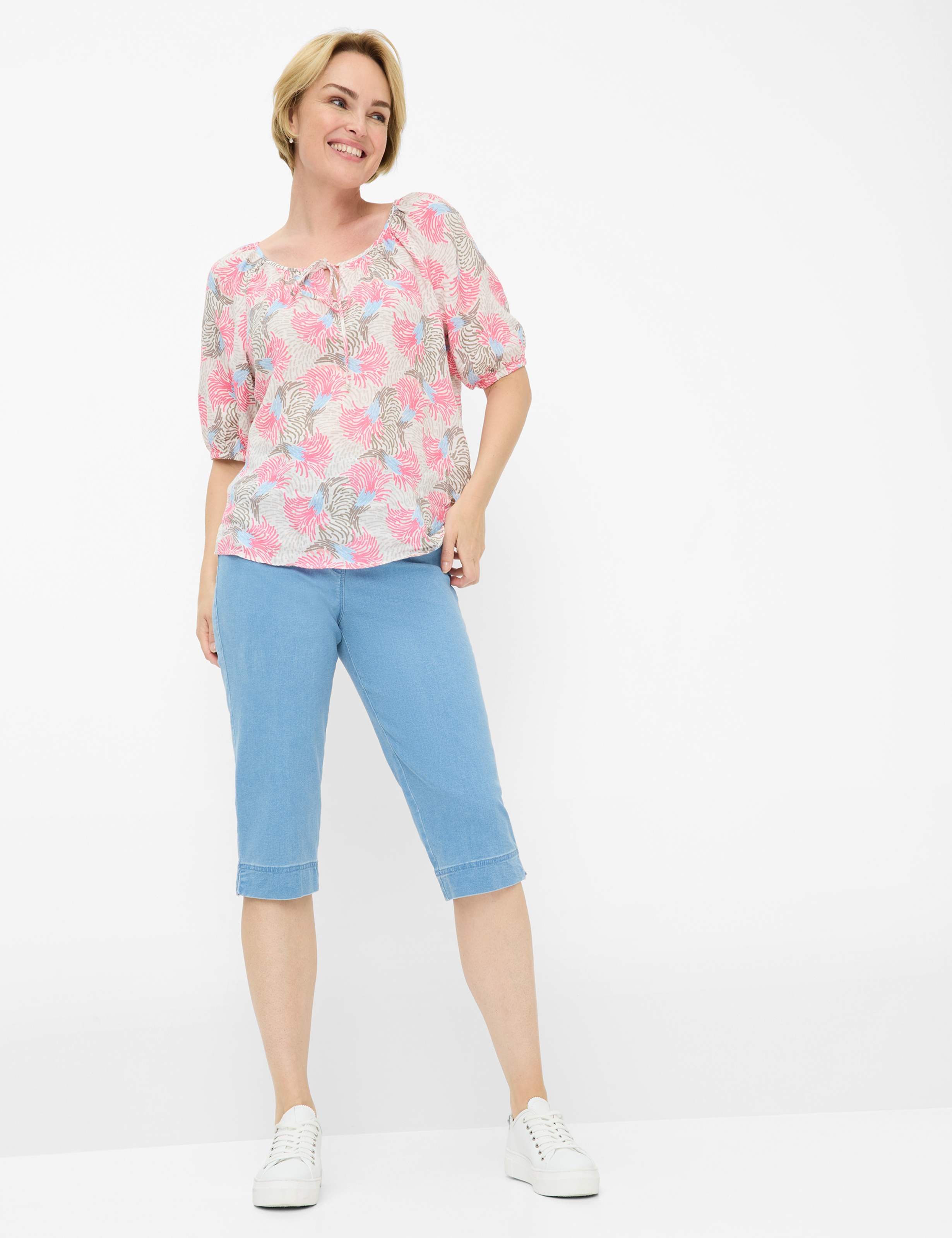 Damen Style CAREN CAPRI Denim Hellblau Comfort Plus Fit Model Outfit