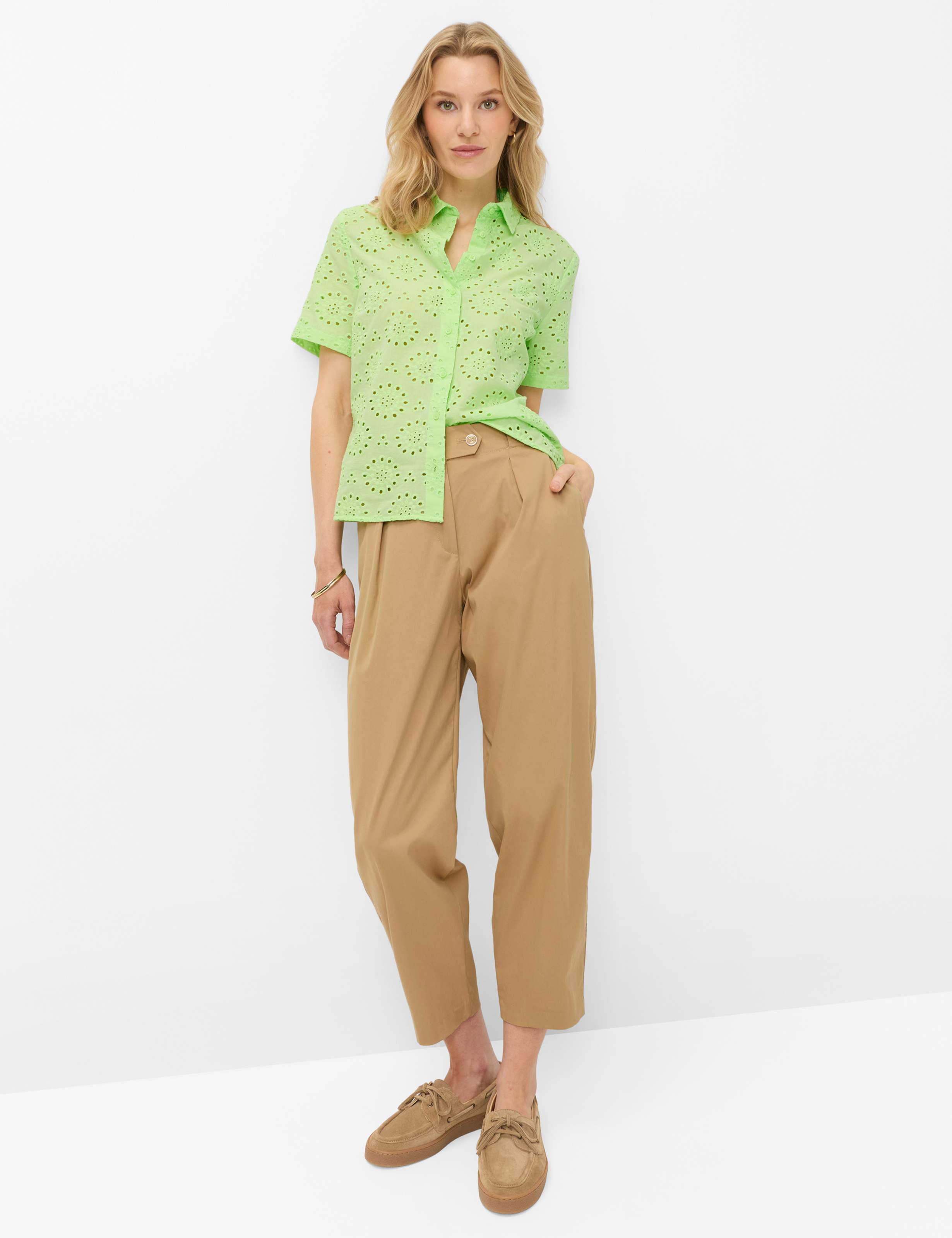 Damen Style MEGAN S Beige Relaxed Fit Model Outfit