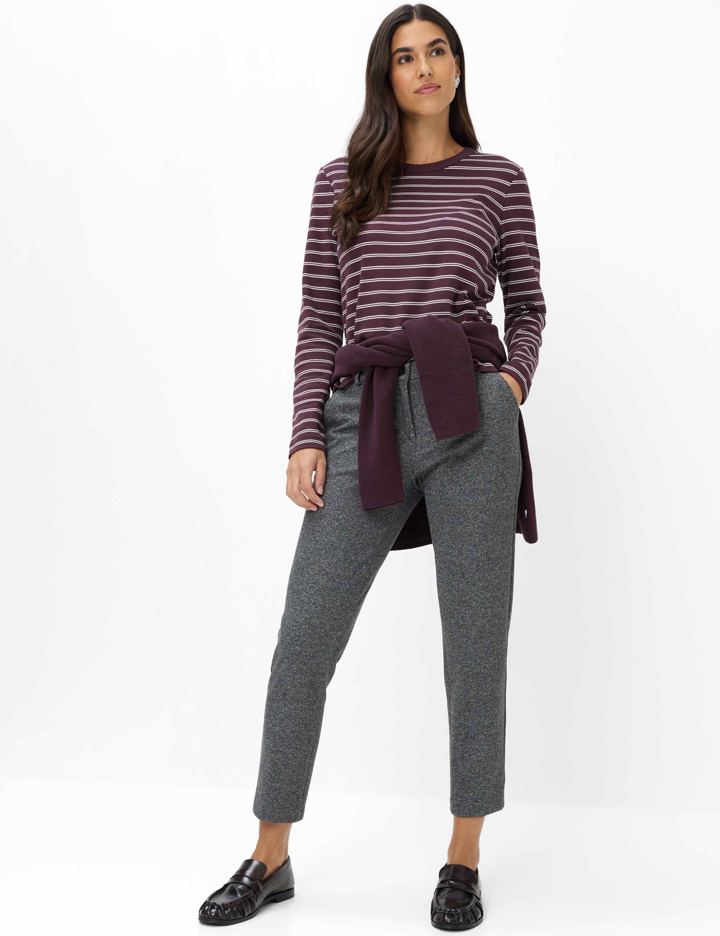 Femme Style MARON S Gris Foncé Regular Fit Tenue du mannequin