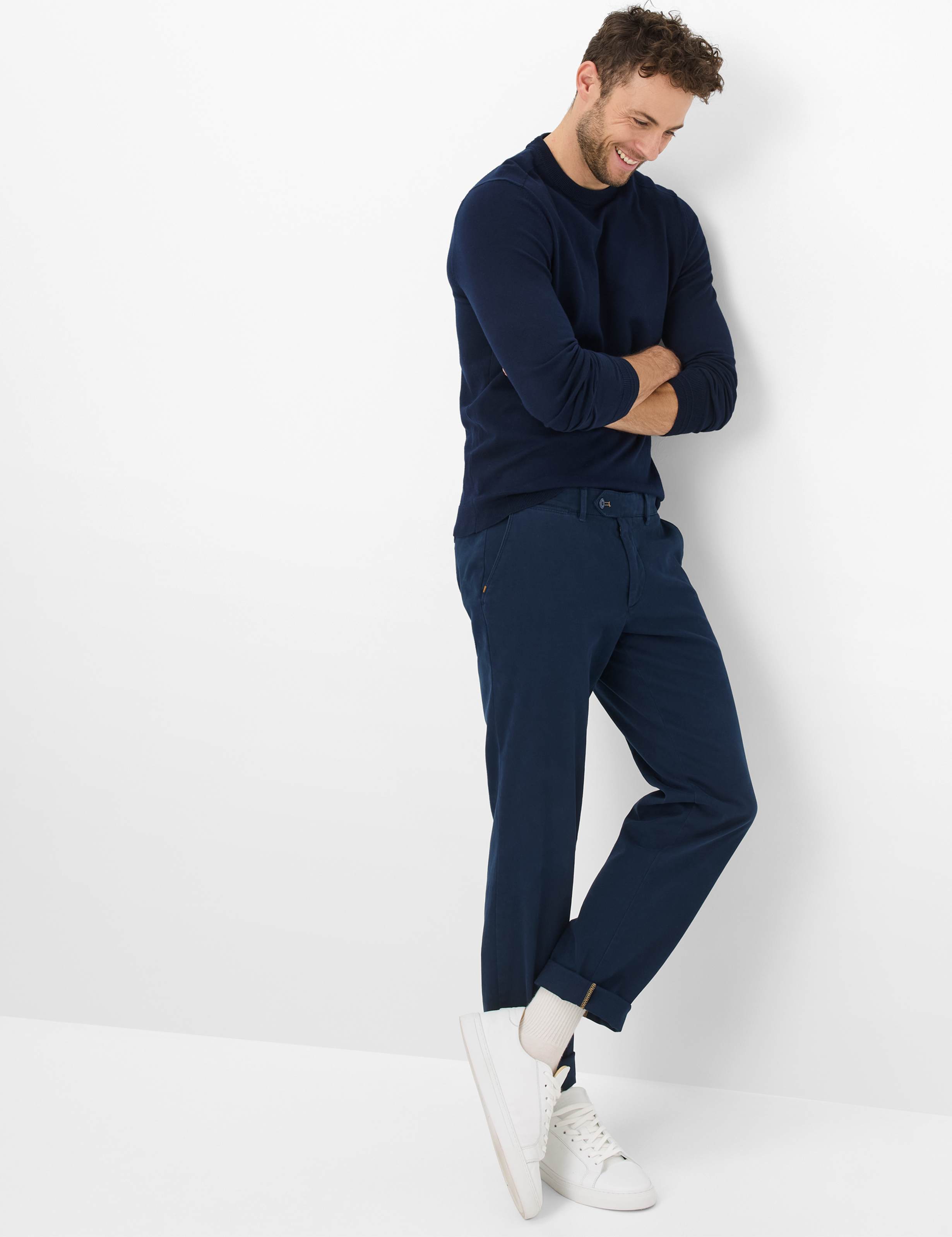 Heren Style JOE Donkerblauw Modern Fit Model outfit