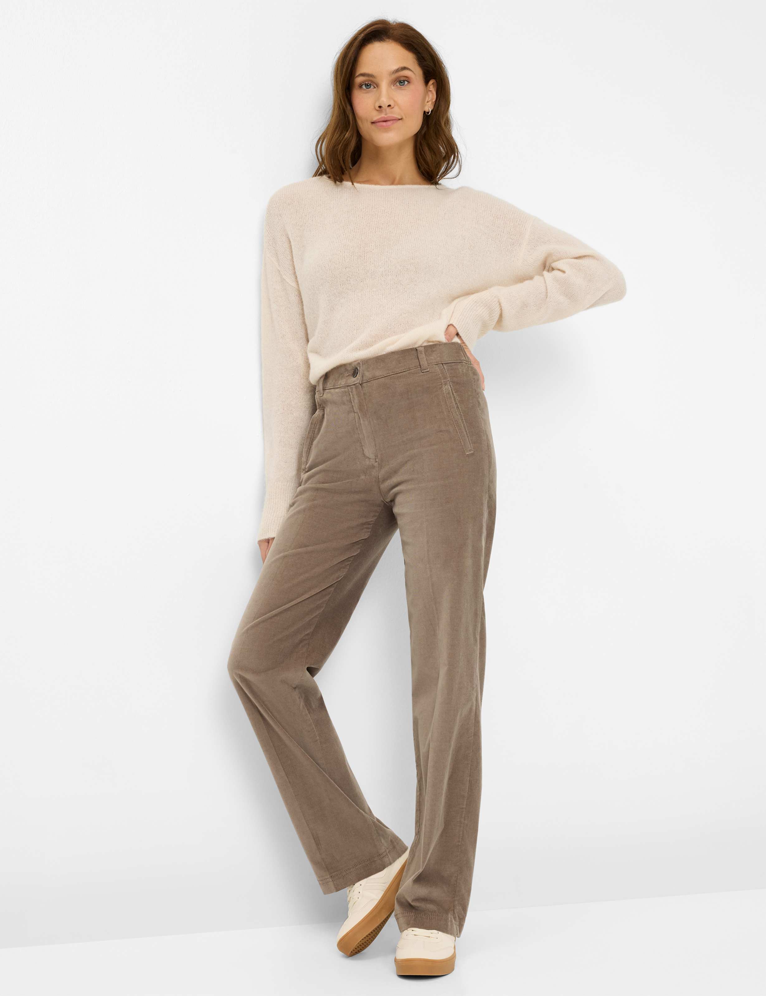 Femme Style PEGGY FLARED Marron Slim Fit Tenue du mannequin