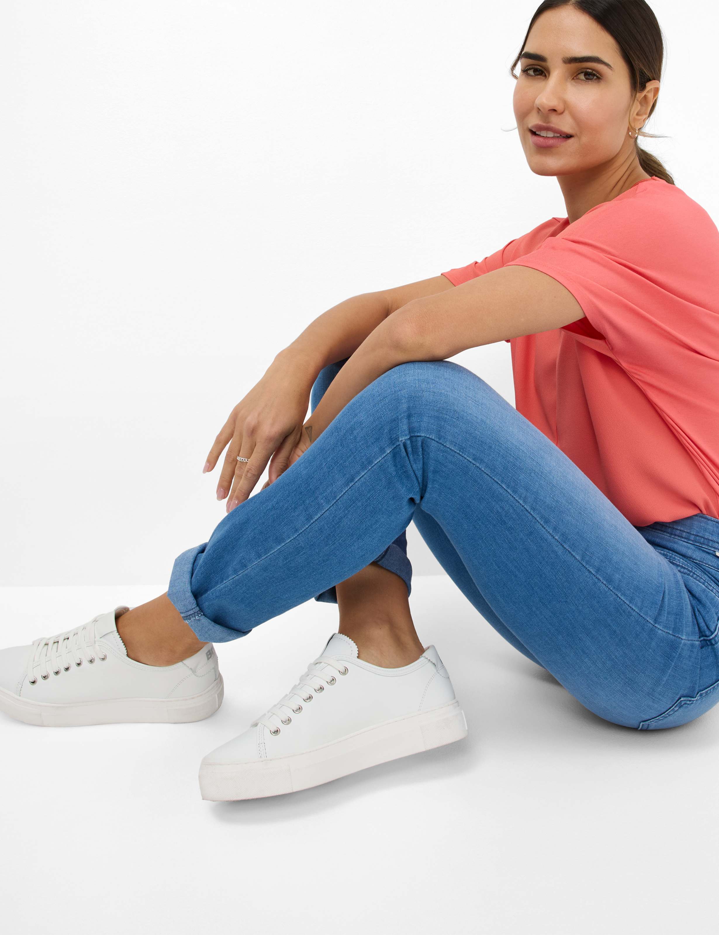 Women Style CAROLA Denim Blue Feminine Fit Detail 1