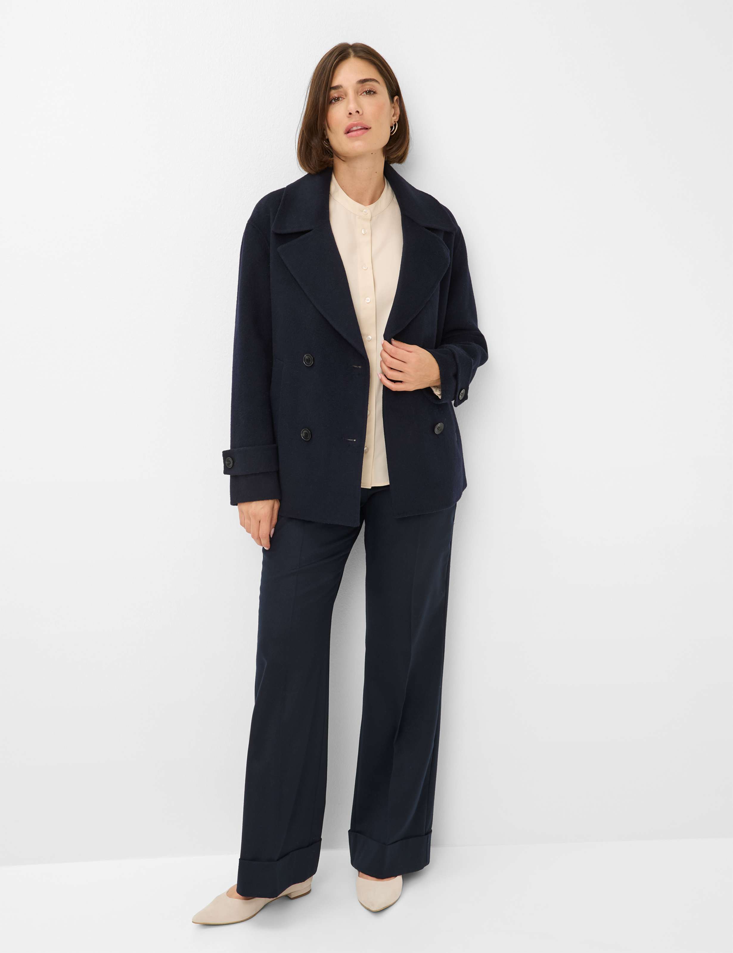 Women Style VALERIA Cream White  Model Outfit