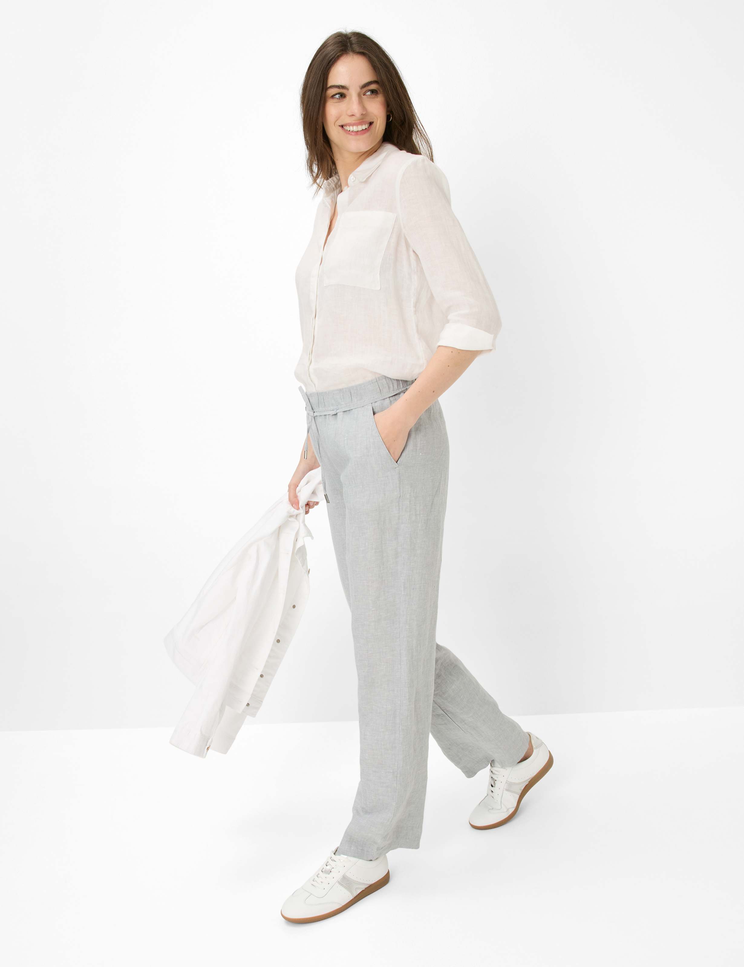 Damen Style FARINA Hellgrau Wide Leg Model Outfit
