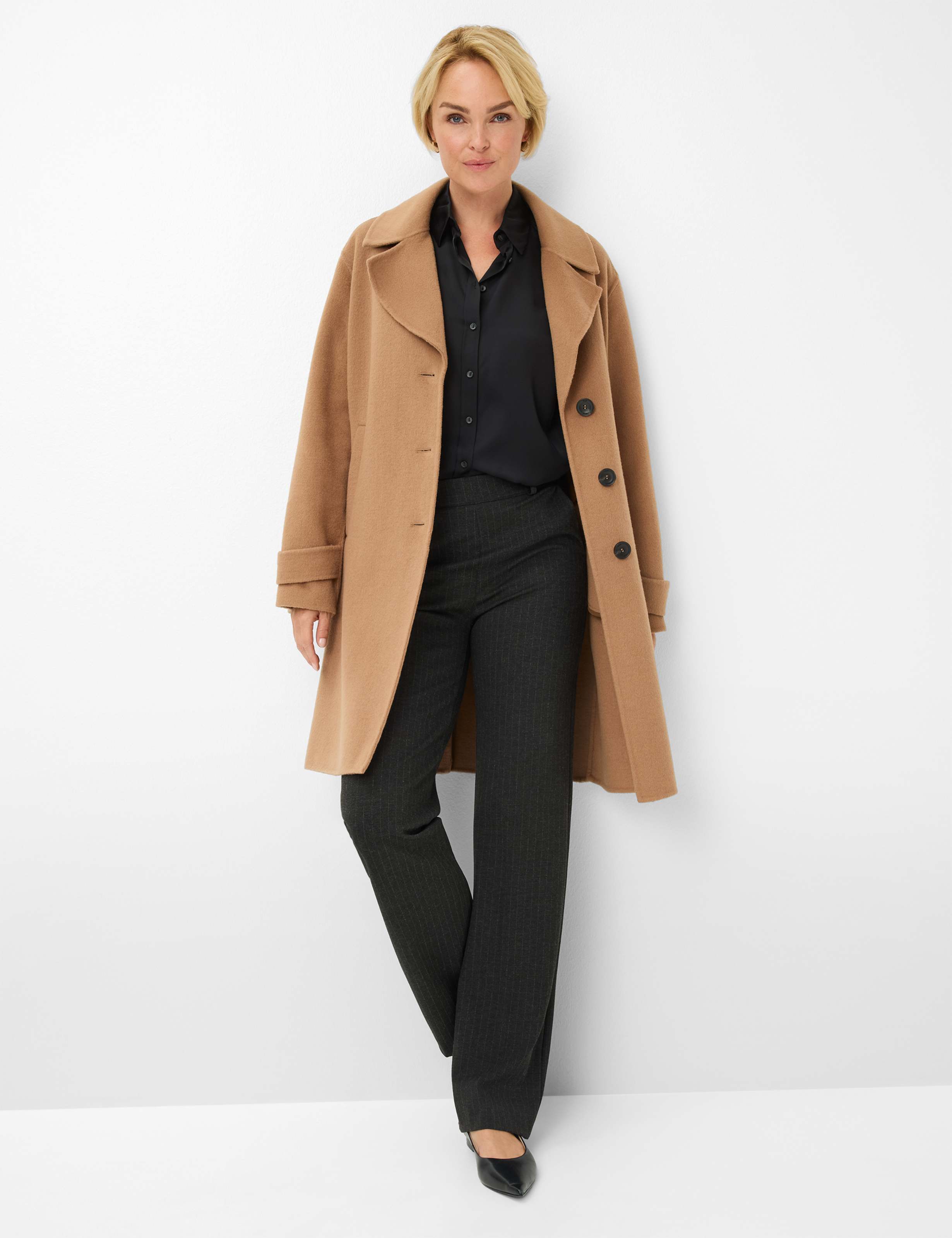 Damen Style LILLYTH FLARED Dunkelgrau - Anthrazit Super Slim Fit Model Outfit