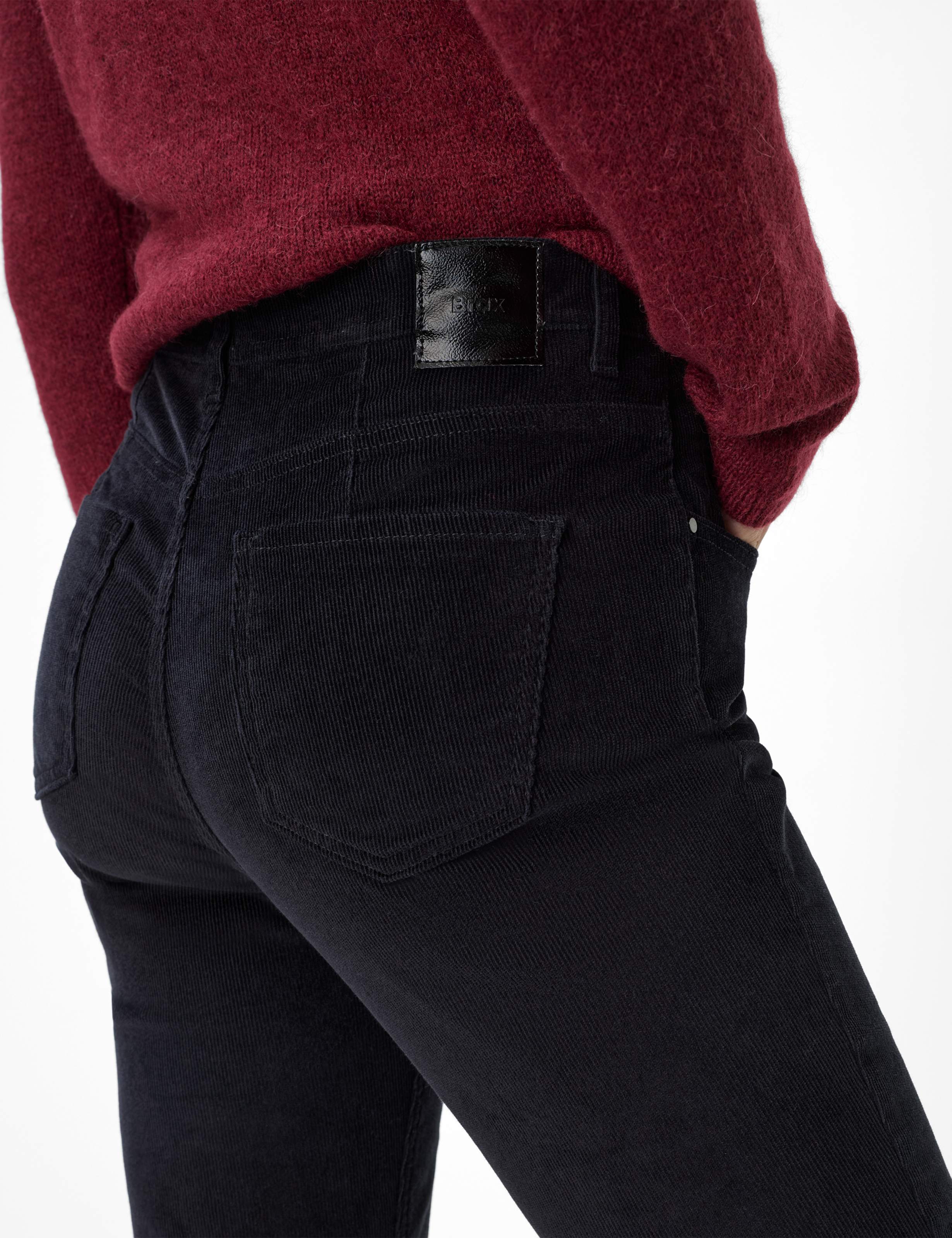Damen Style CAROLA Schwarz Feminine Fit Detail 2