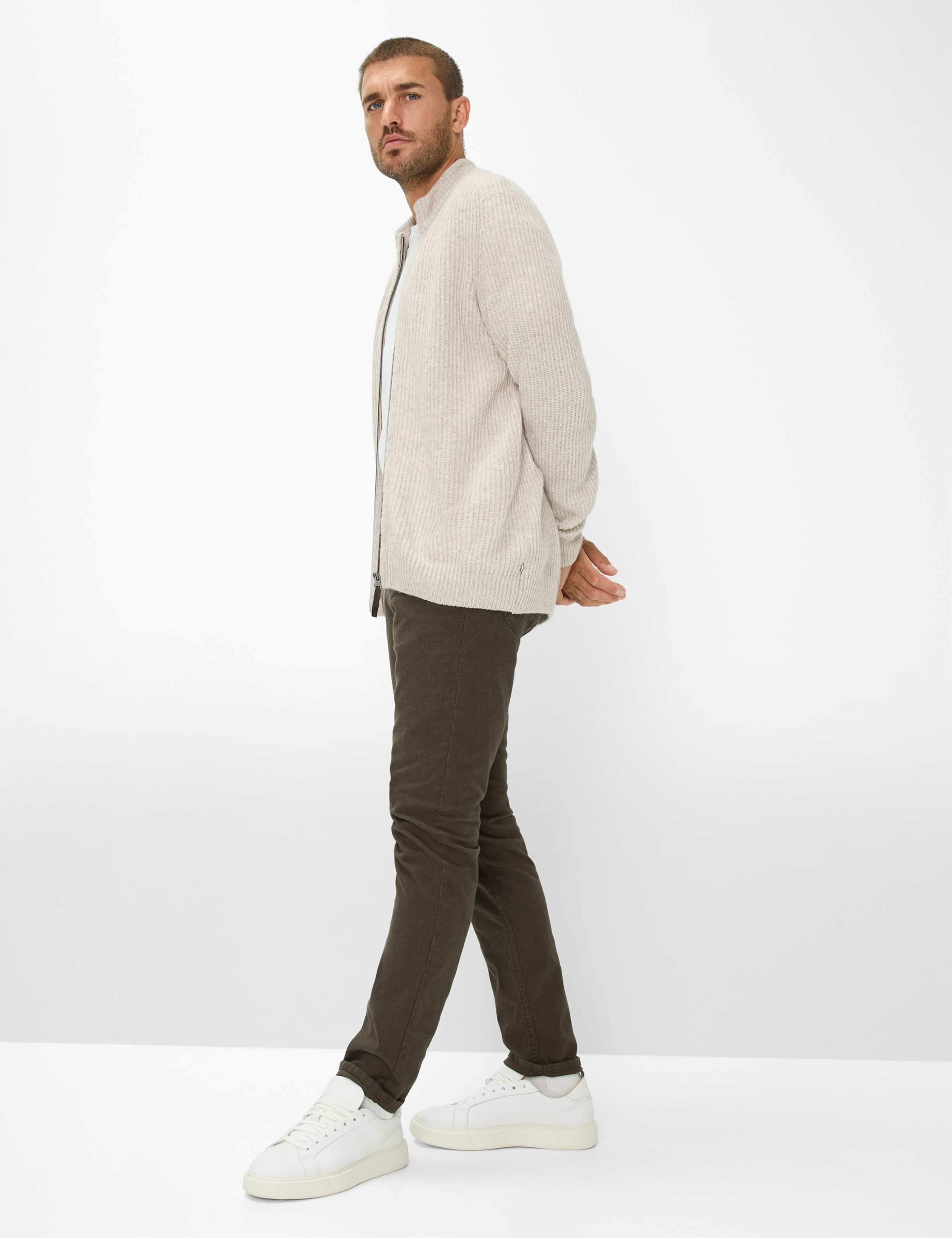 Heren Style CHUCK Donkerbruin Modern Fit Model outfit