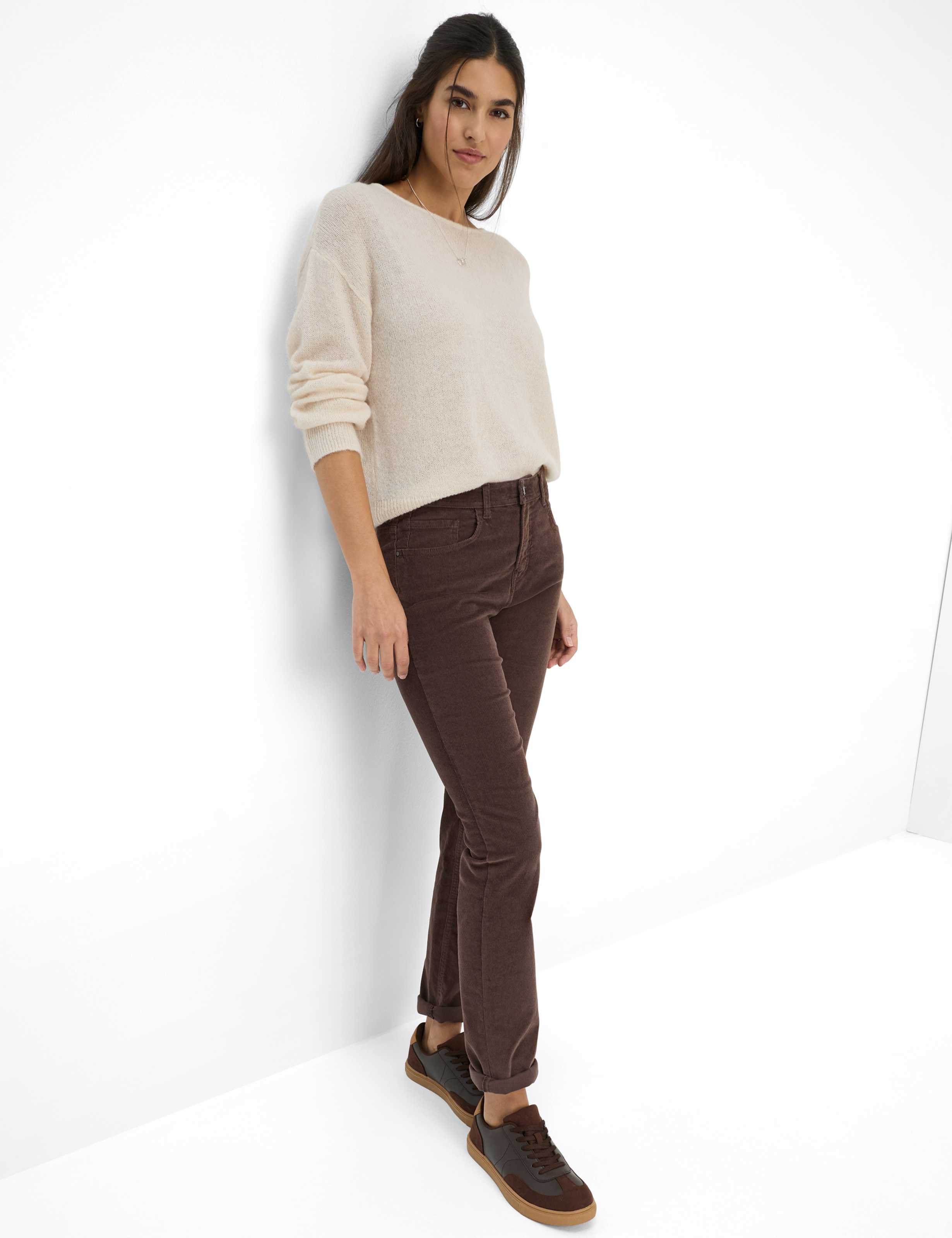 Femme Style CAROLA Marron Foncé Feminine Fit Tenue du mannequin