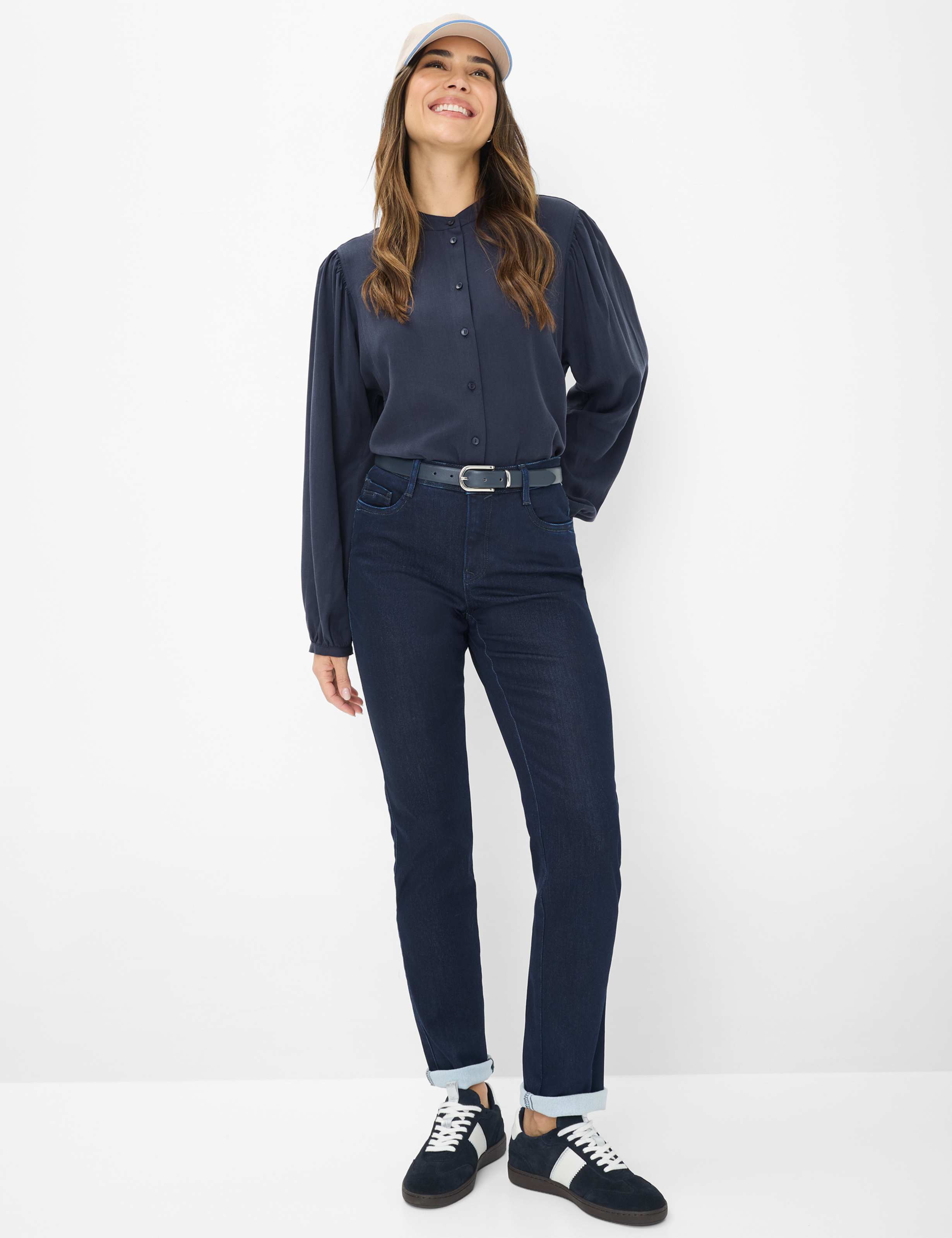 Women Style CAROLA Denim Dark Blue Feminine Fit Model Outfit