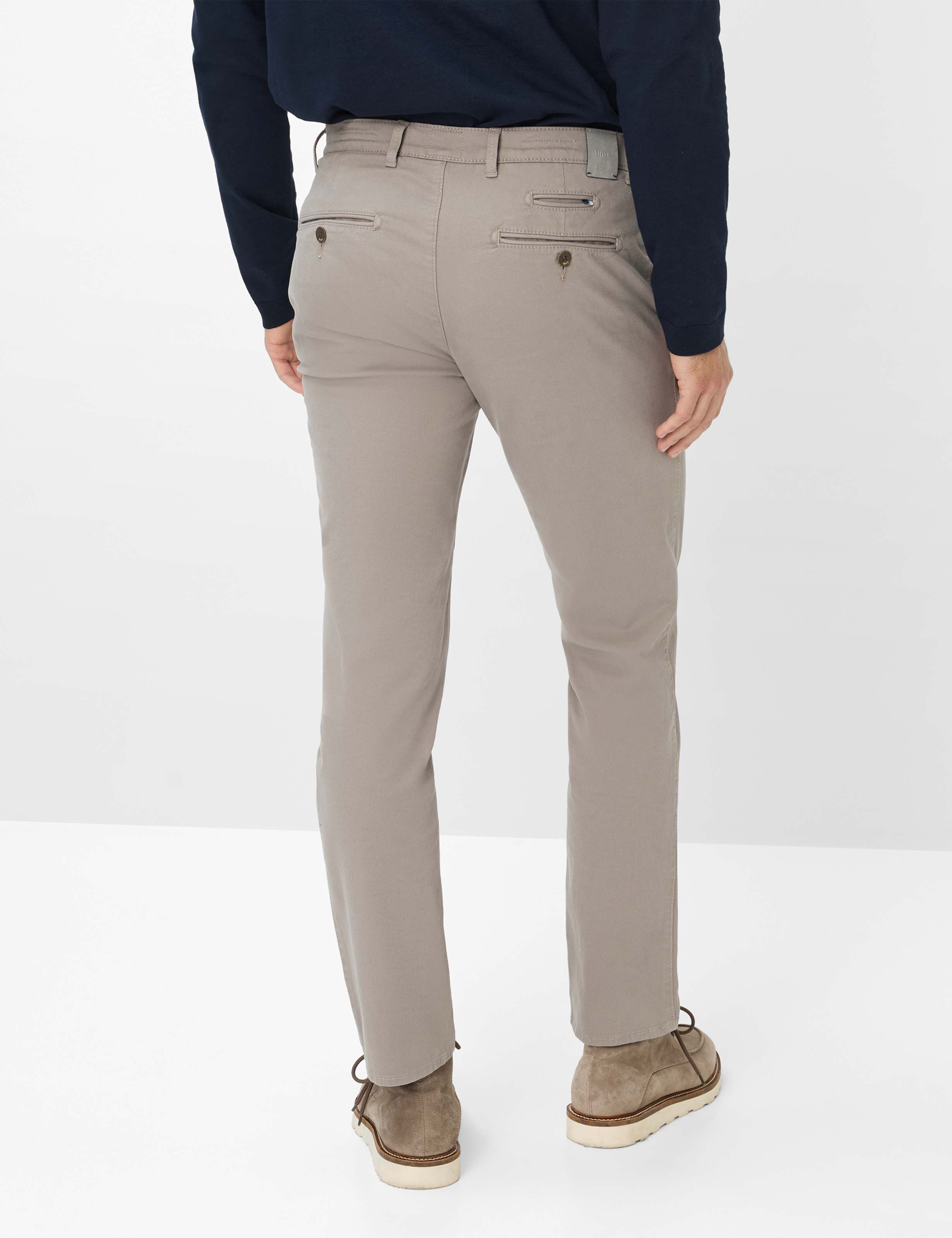 Herren Style FABIO IN Hellbraun Modern Fit Model Rueck