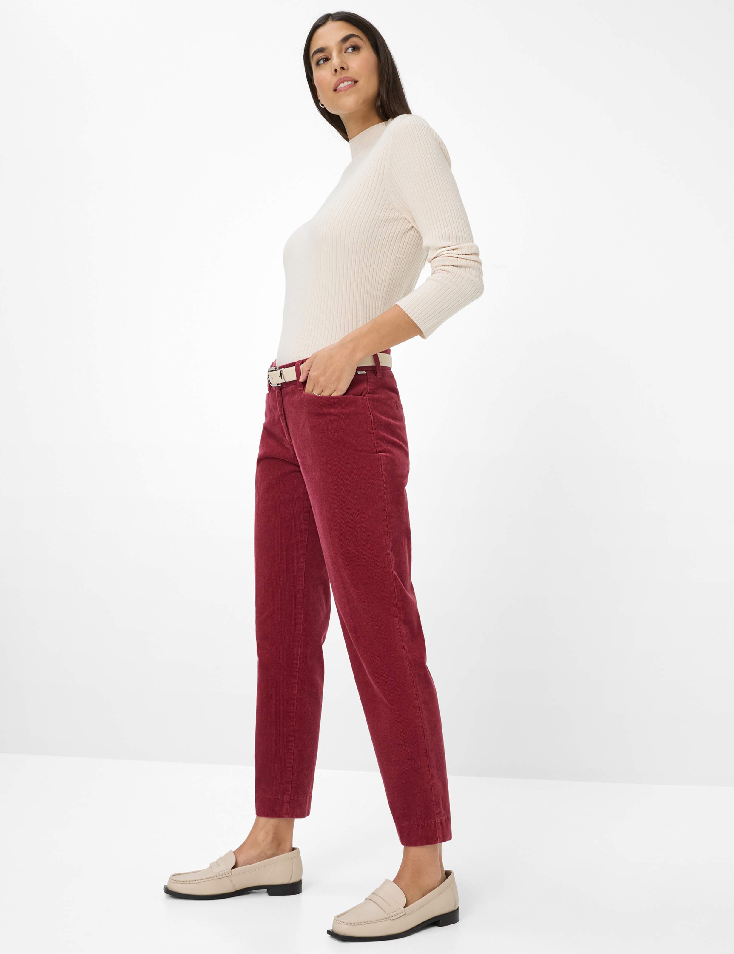 Femme Style MARA S Rouge Foncé Regular Fit Tenue du mannequin