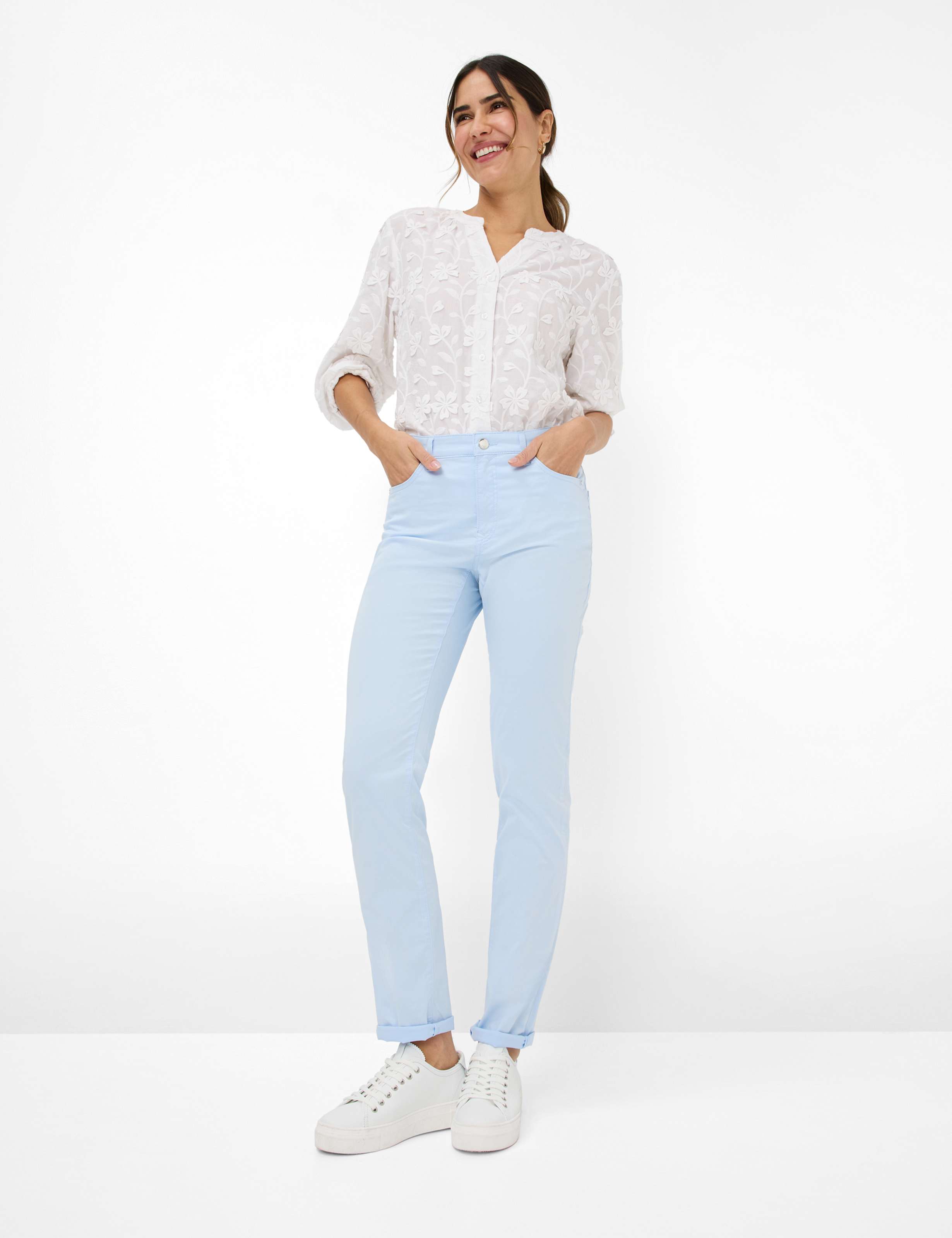 Damen Style CAROLA Hellblau Feminine Fit Model Outfit
