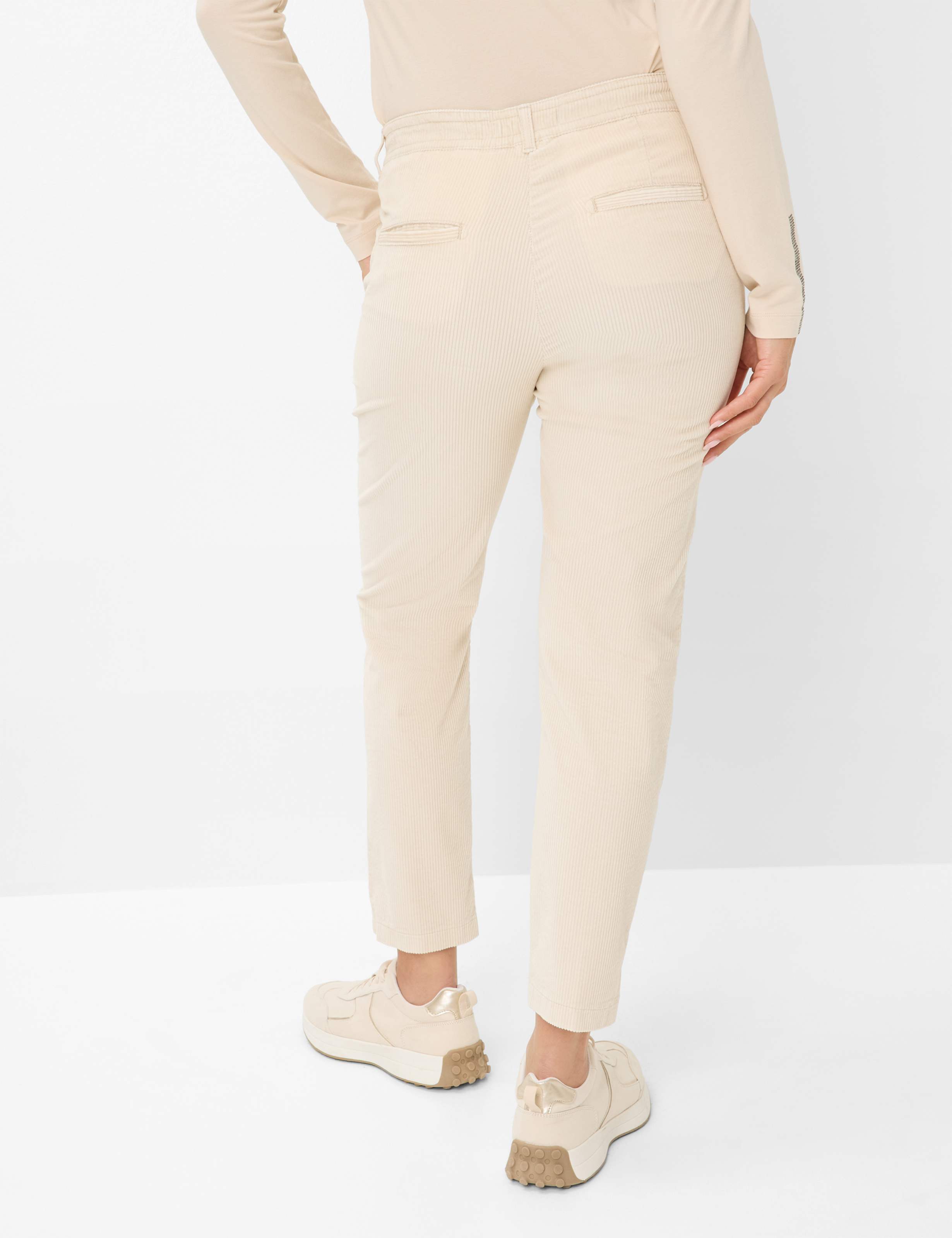 Damen Style MARON S Cremeweiß Regular Fit Model Rueck