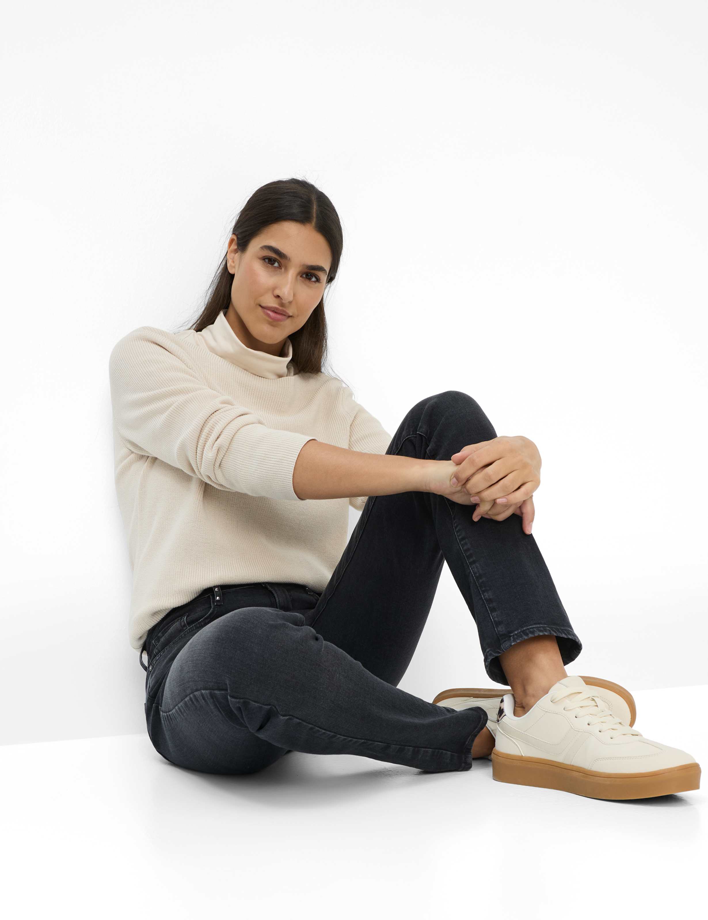 Women Style CAROLA Denim Dark Gray Feminine Fit Detail 1