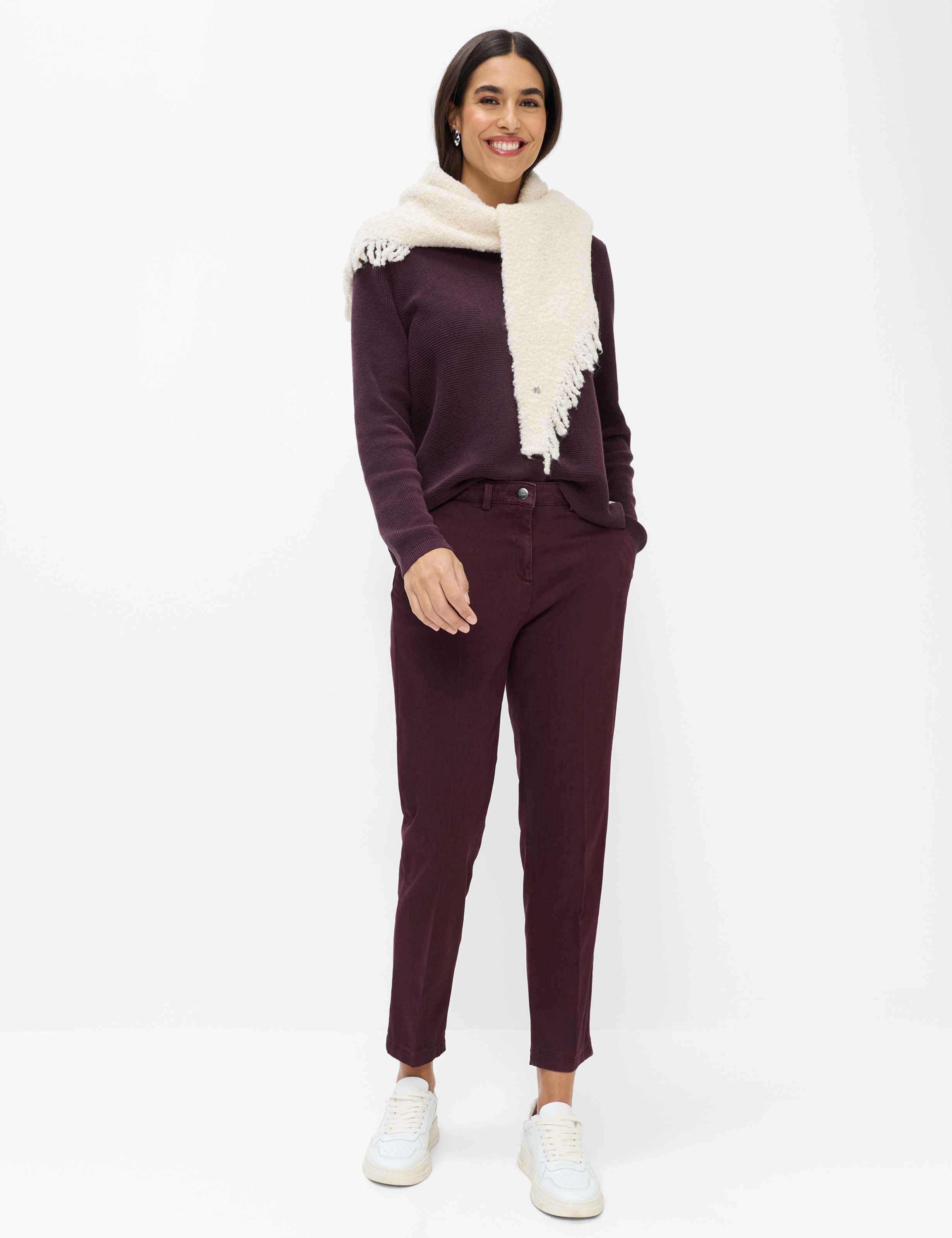 Damen Style MARON S Dunkles Lila Regular Fit Model Outfit