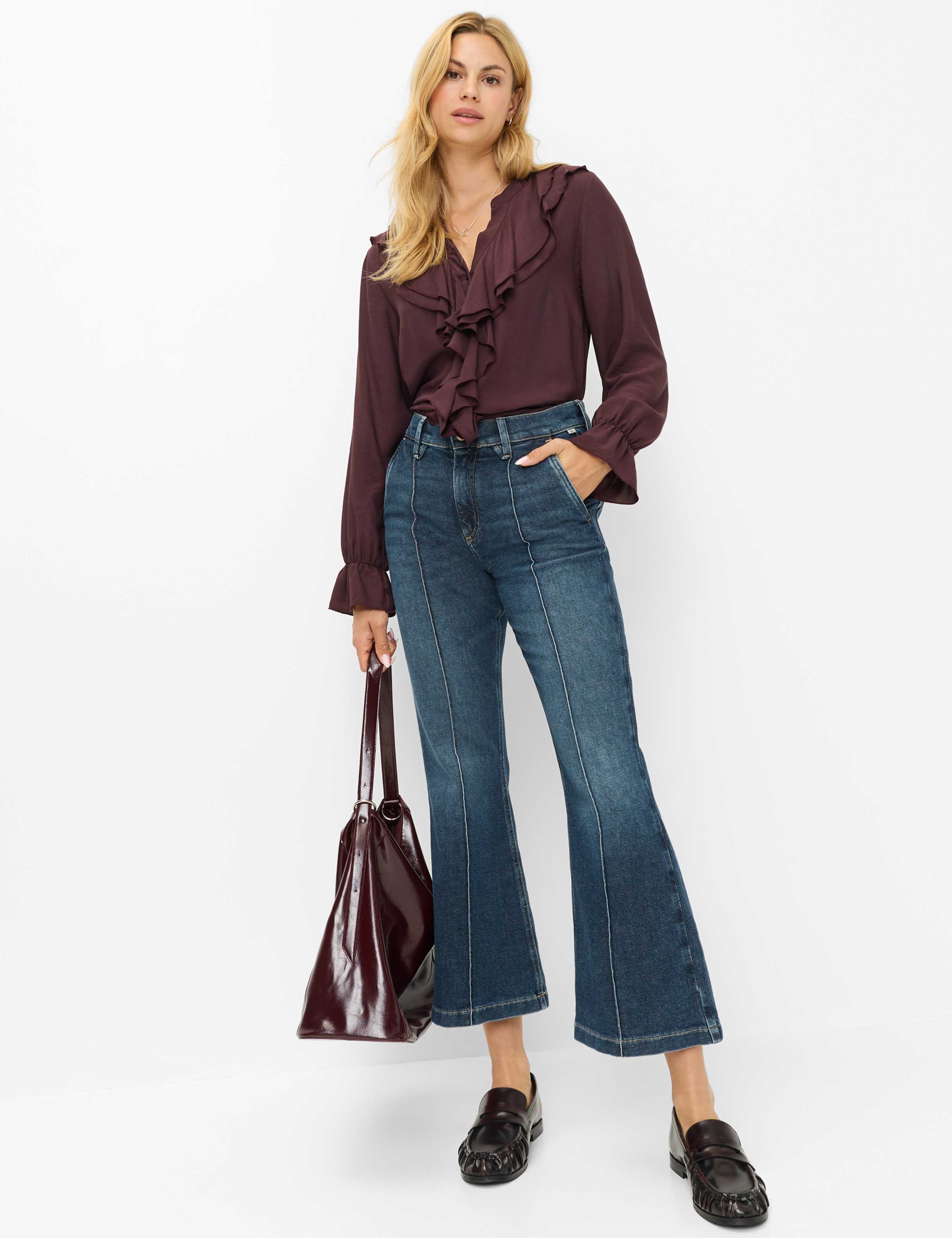 Femme Style LACEY S Denim Bleu Foncé Slim Fit Tenue du mannequin