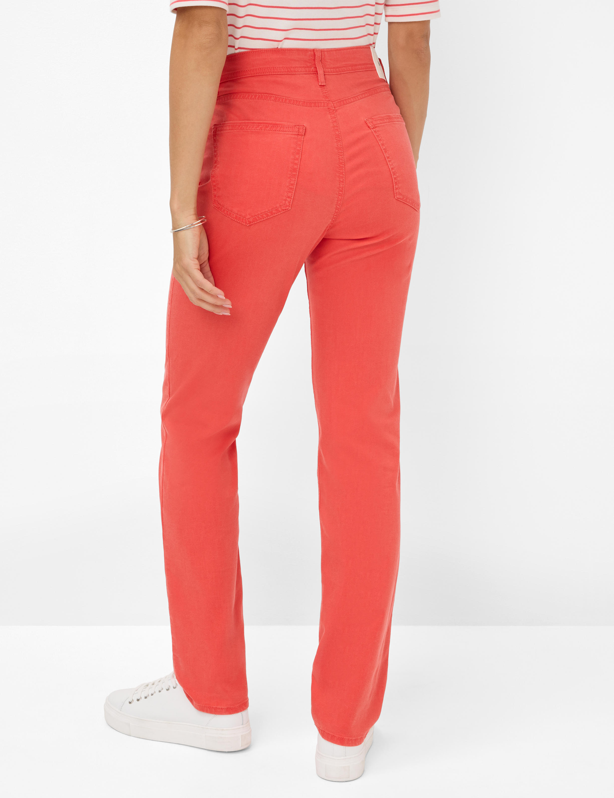 Damen Style CAROLA Denim Rot Feminine Fit Model Rueck
