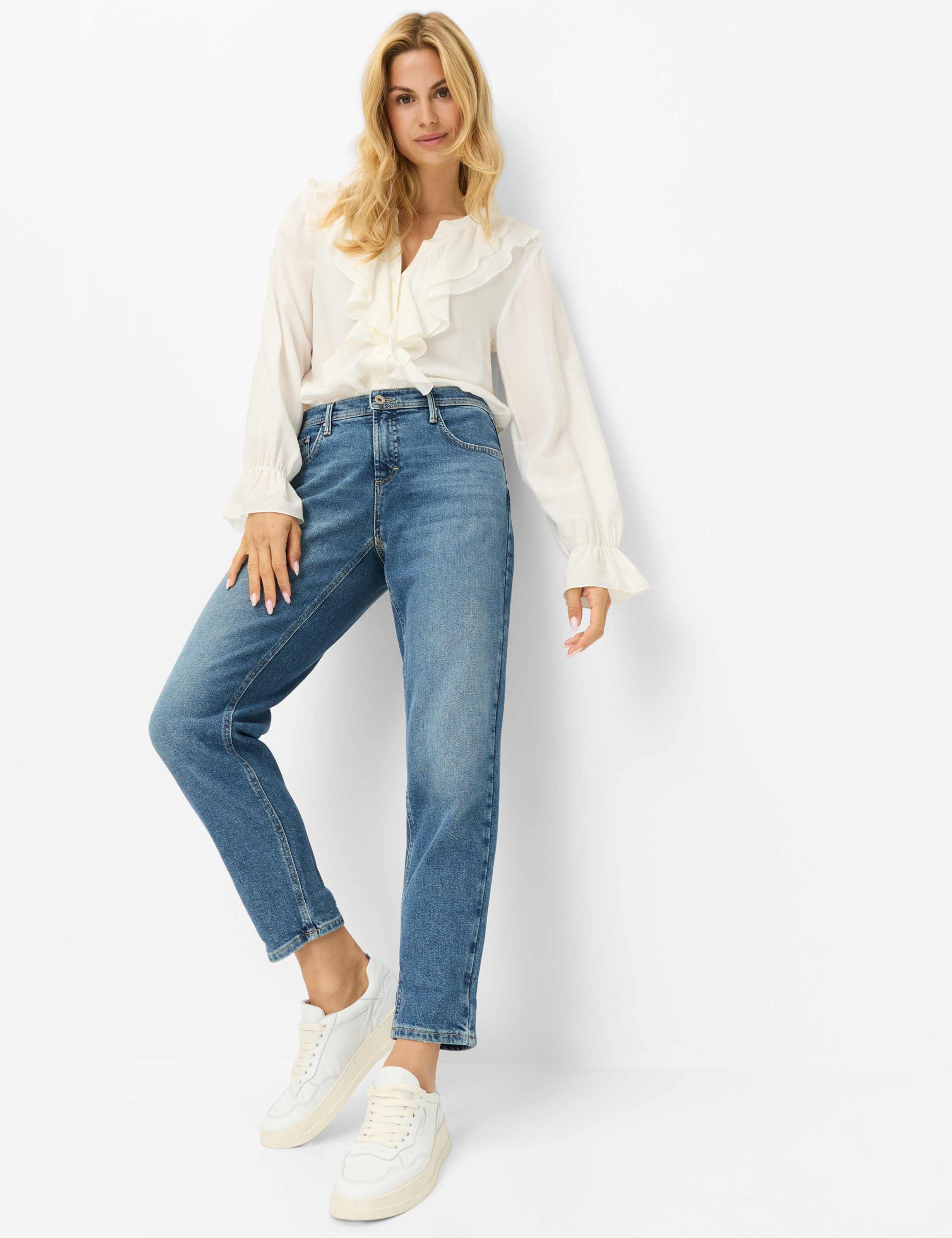 Femme Style MILEY S Denim Bleu Regular Tapered Fit Tenue du mannequin