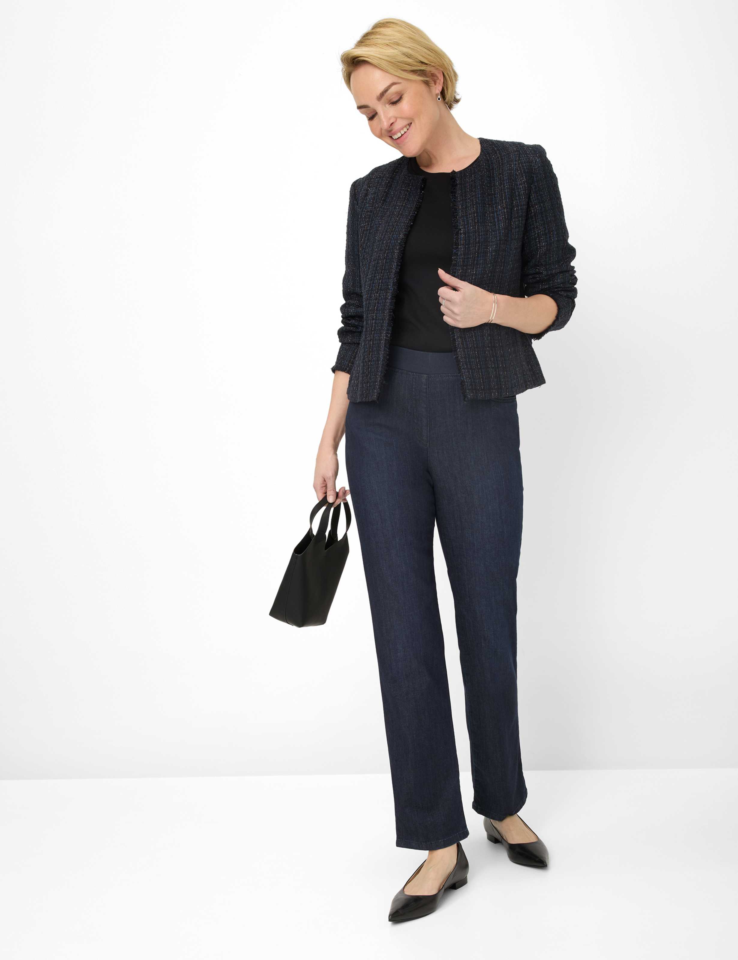 Damen Style CARINA Denim Dunkelblau Comfort Plus Fit Model Outfit