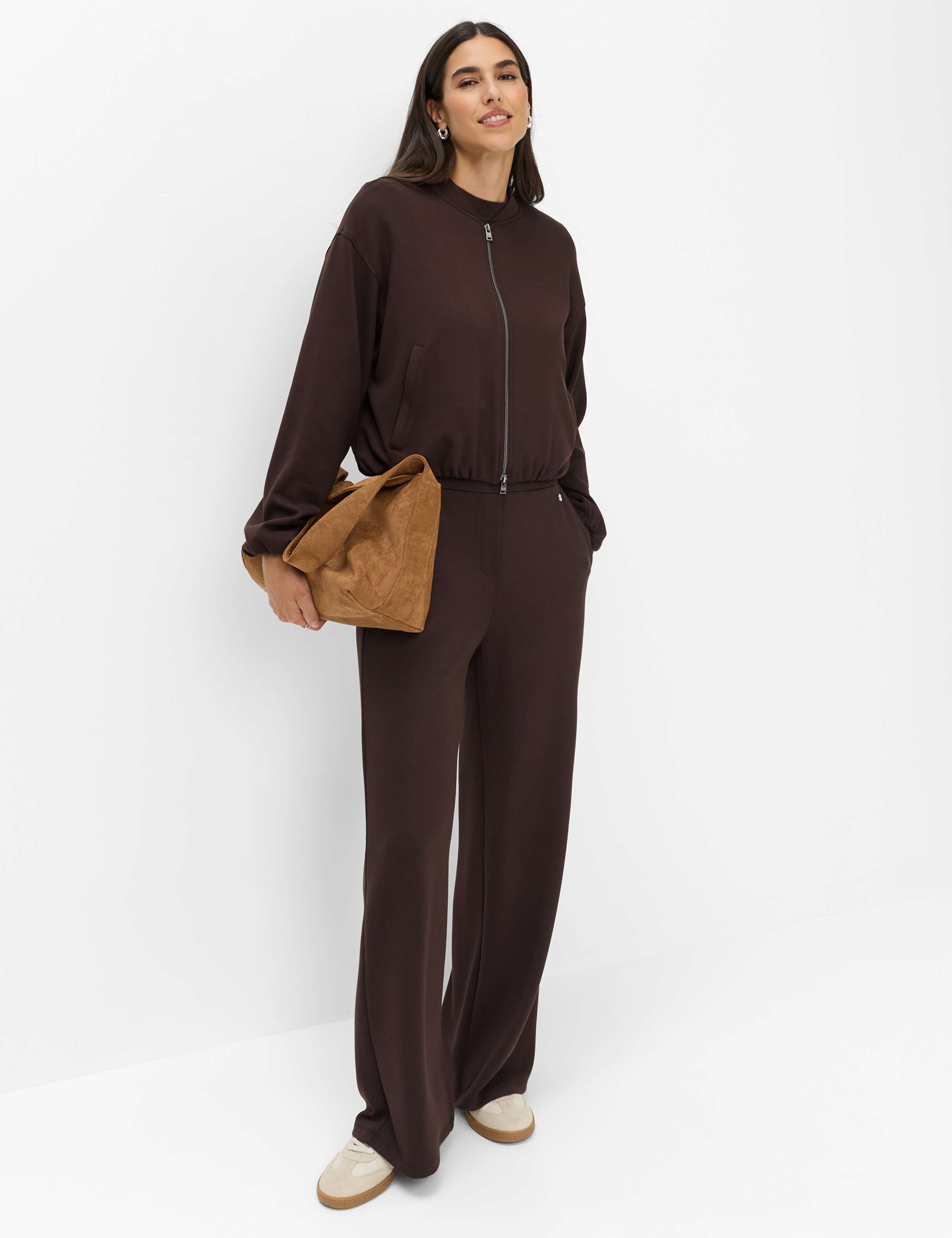 Femme Style BECKY L Marron Foncé  Tenue du mannequin