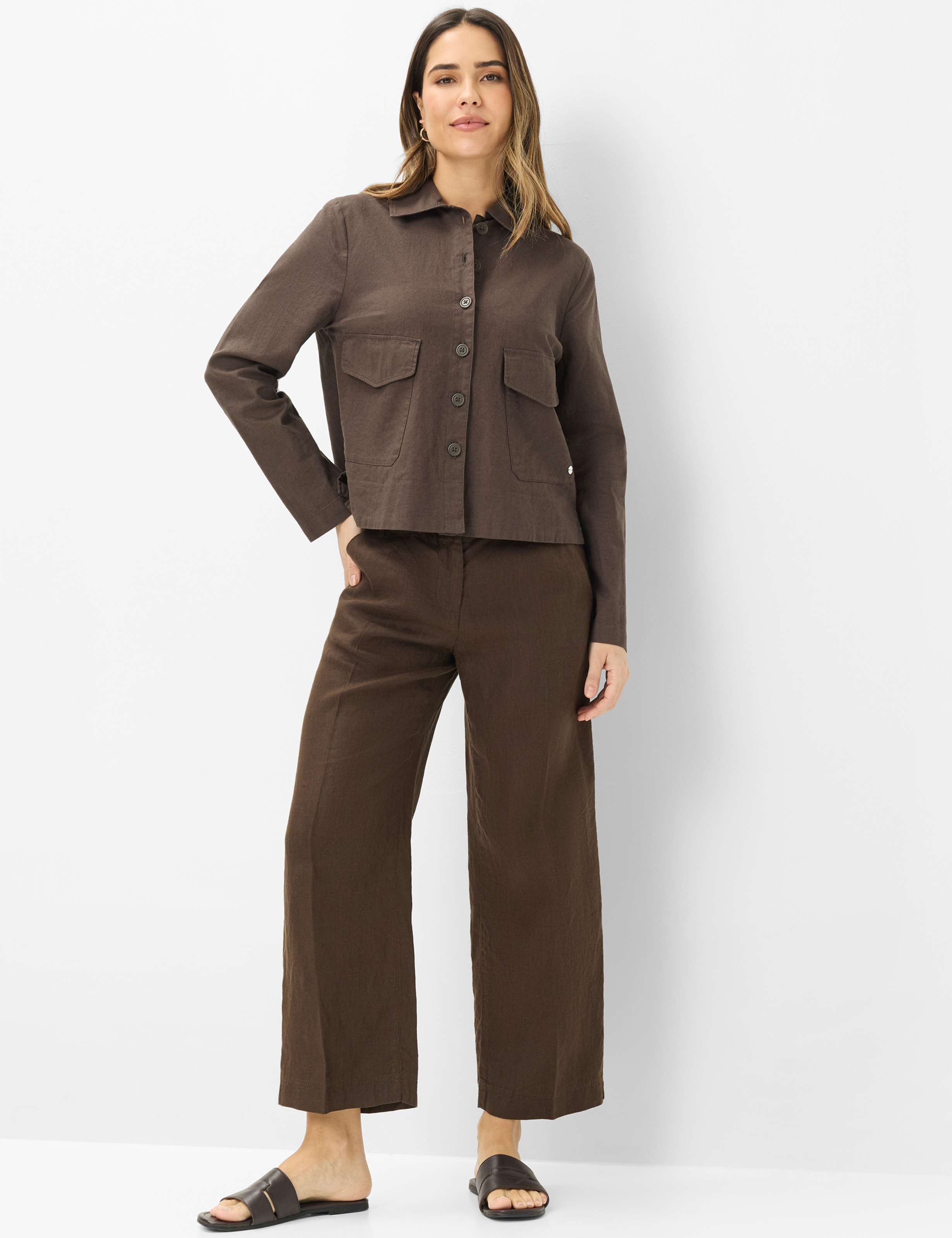 Femme Style VEGA Marron Foncé  Tenue du mannequin
