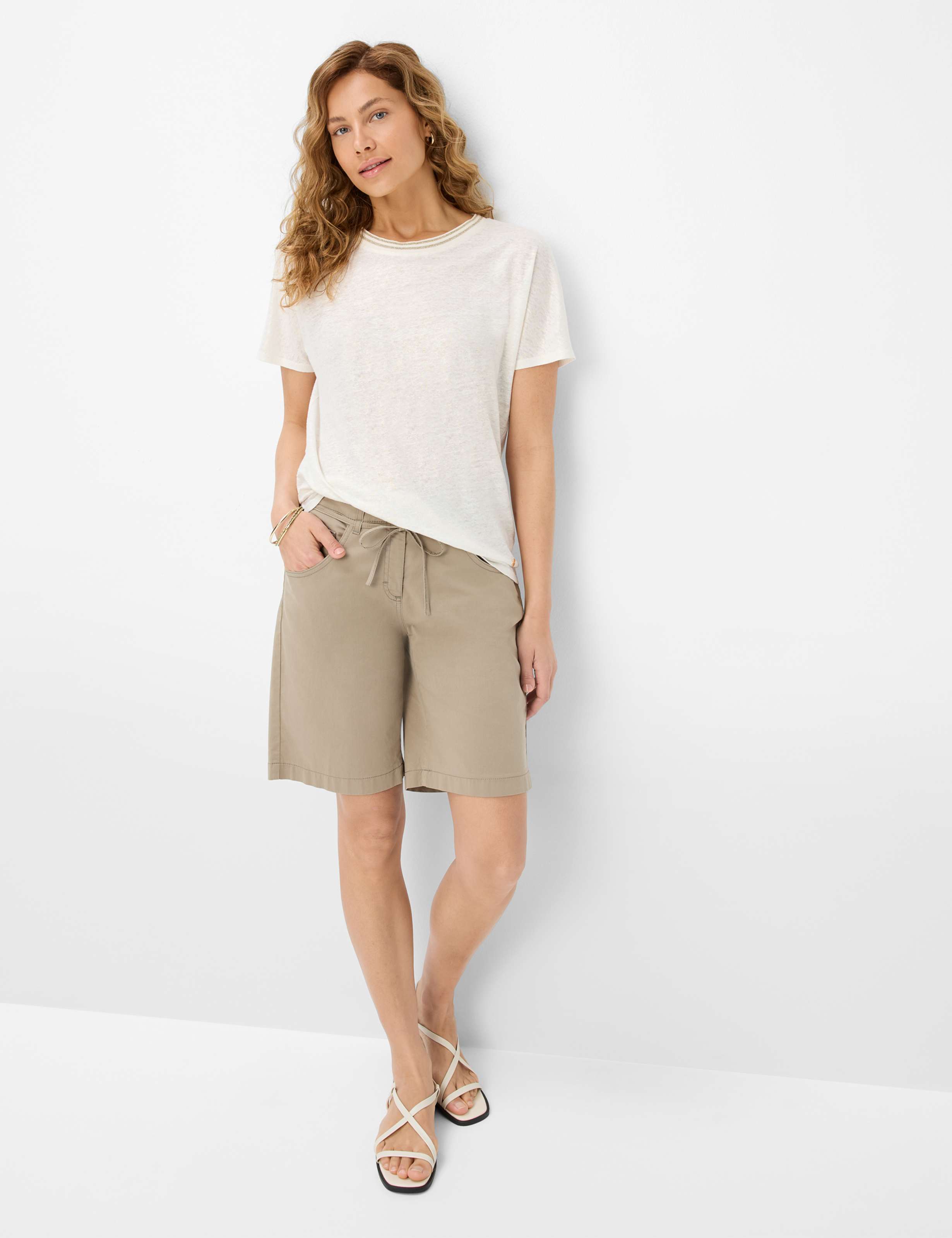 Damen Style CAELEN Cremeweiß  Model Outfit
