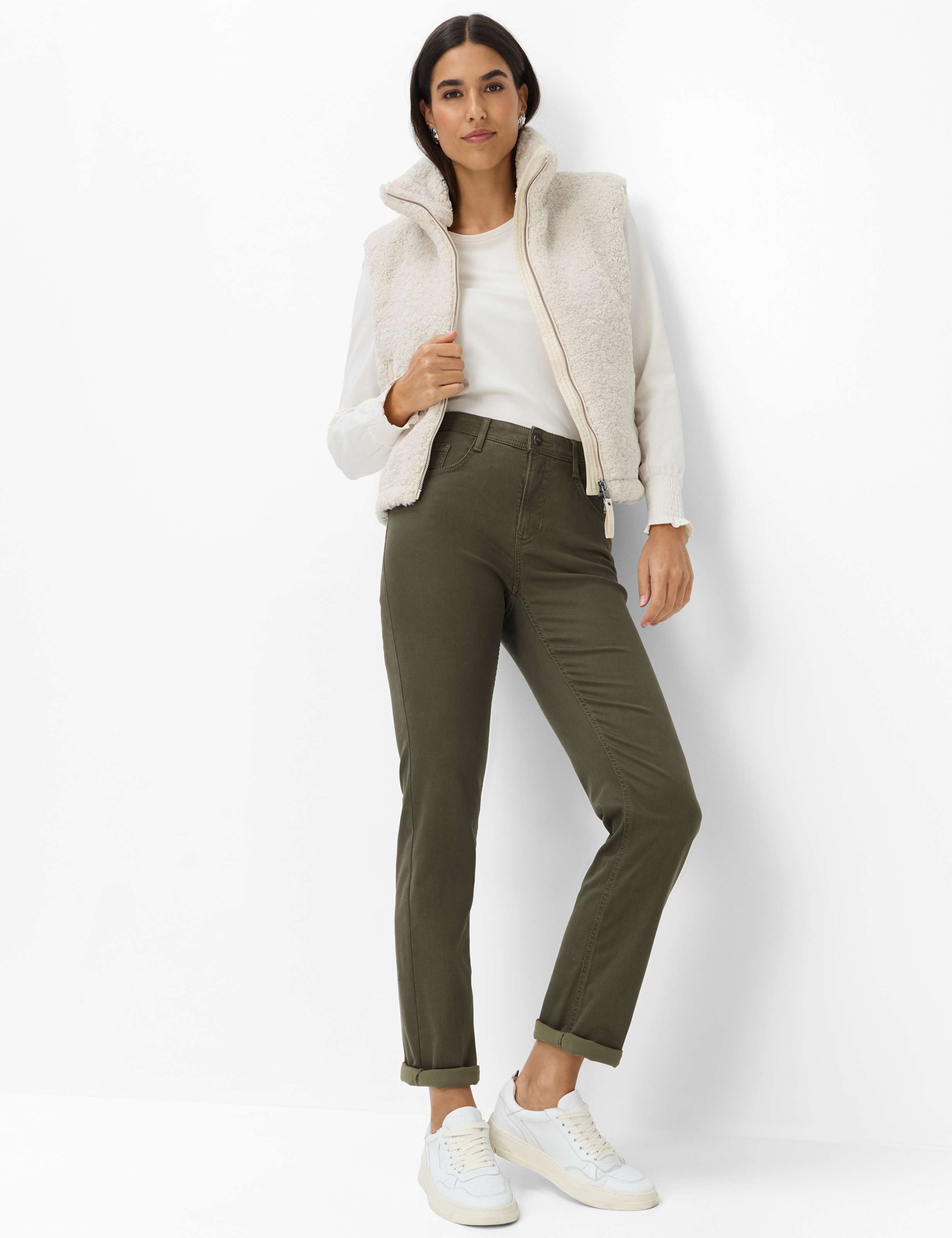 Damen Style CAROLA Grün - Khaki Feminine Fit Model Outfit