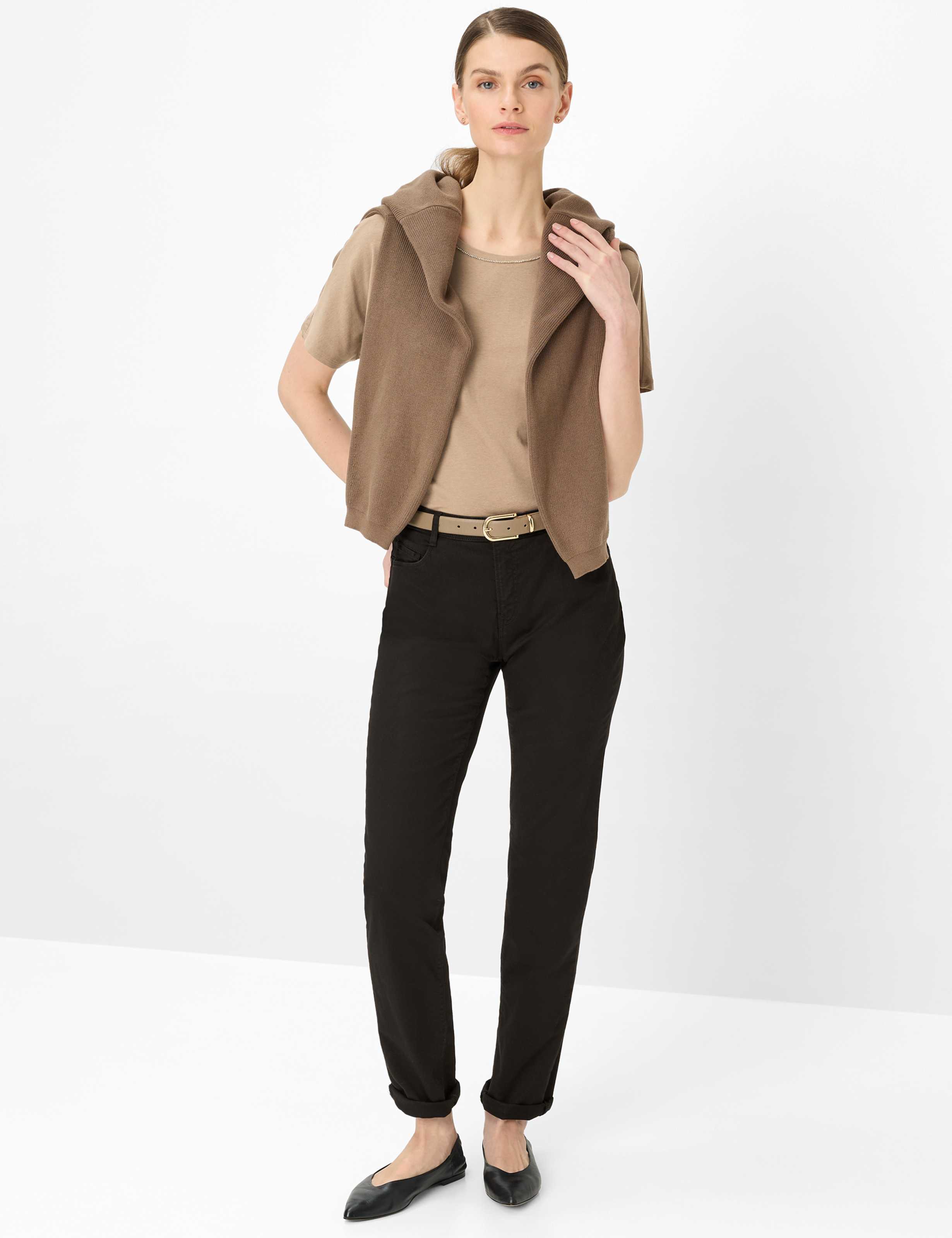 Women Style CAROLA Perma Black Feminine Fit Model Outfit