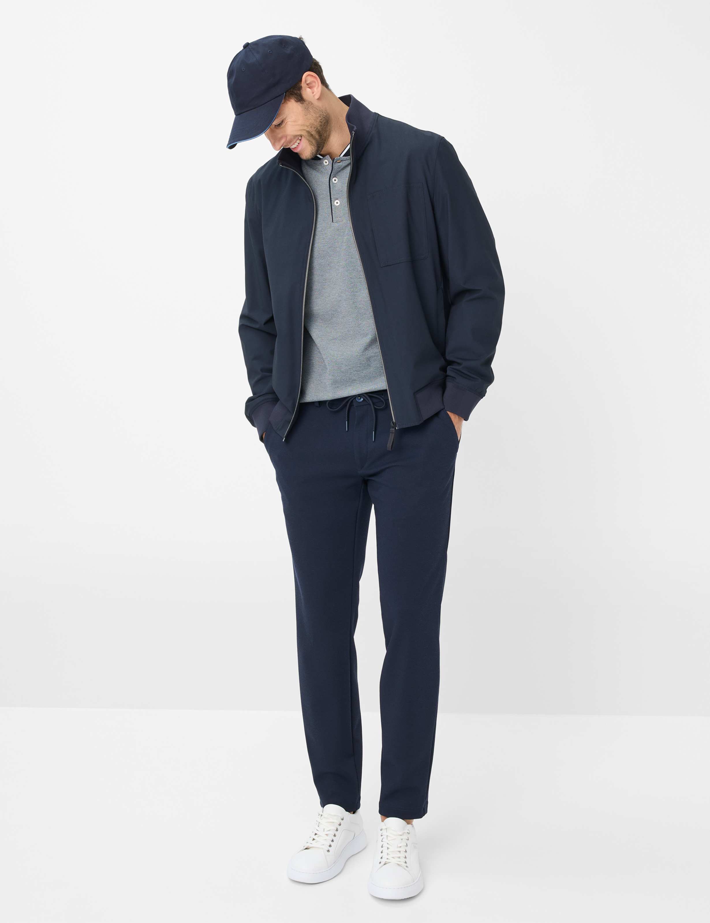 Herren Style SILVIO Dunkelblau Modern Fit Model Outfit