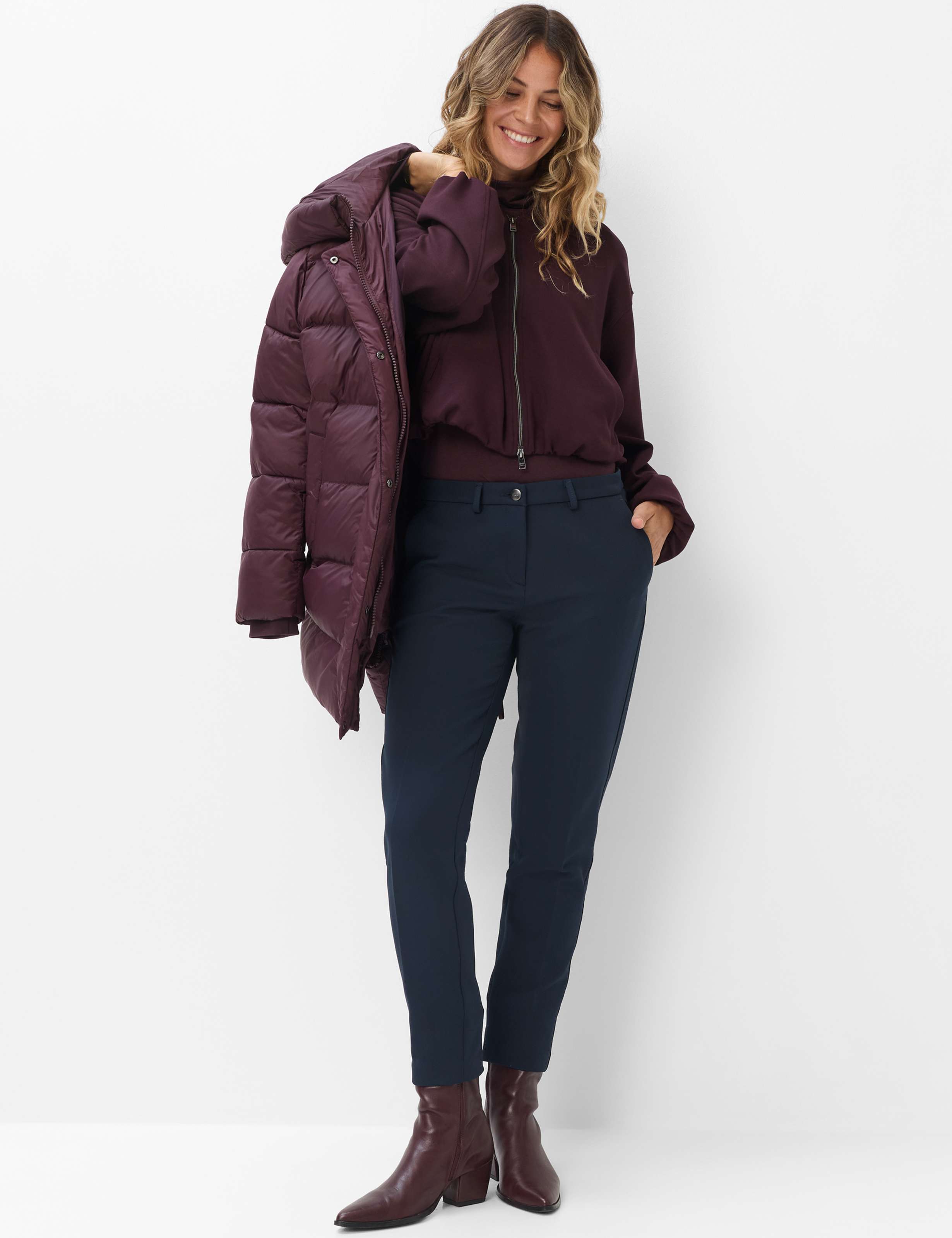 Femme Style MARON S Bleu Foncé Regular Fit Tenue du mannequin