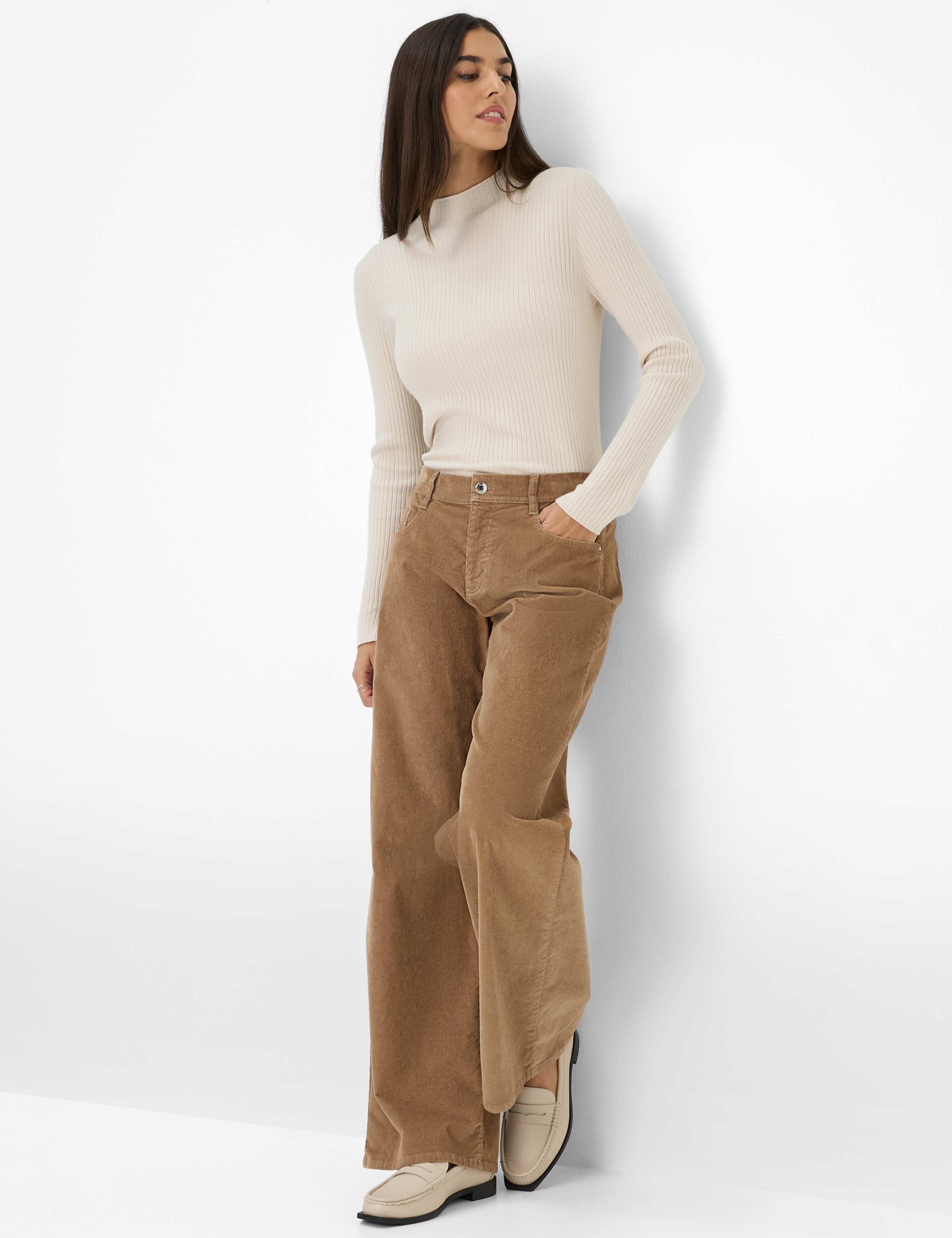 Women Style LYNN Light Beige  Model Outfit