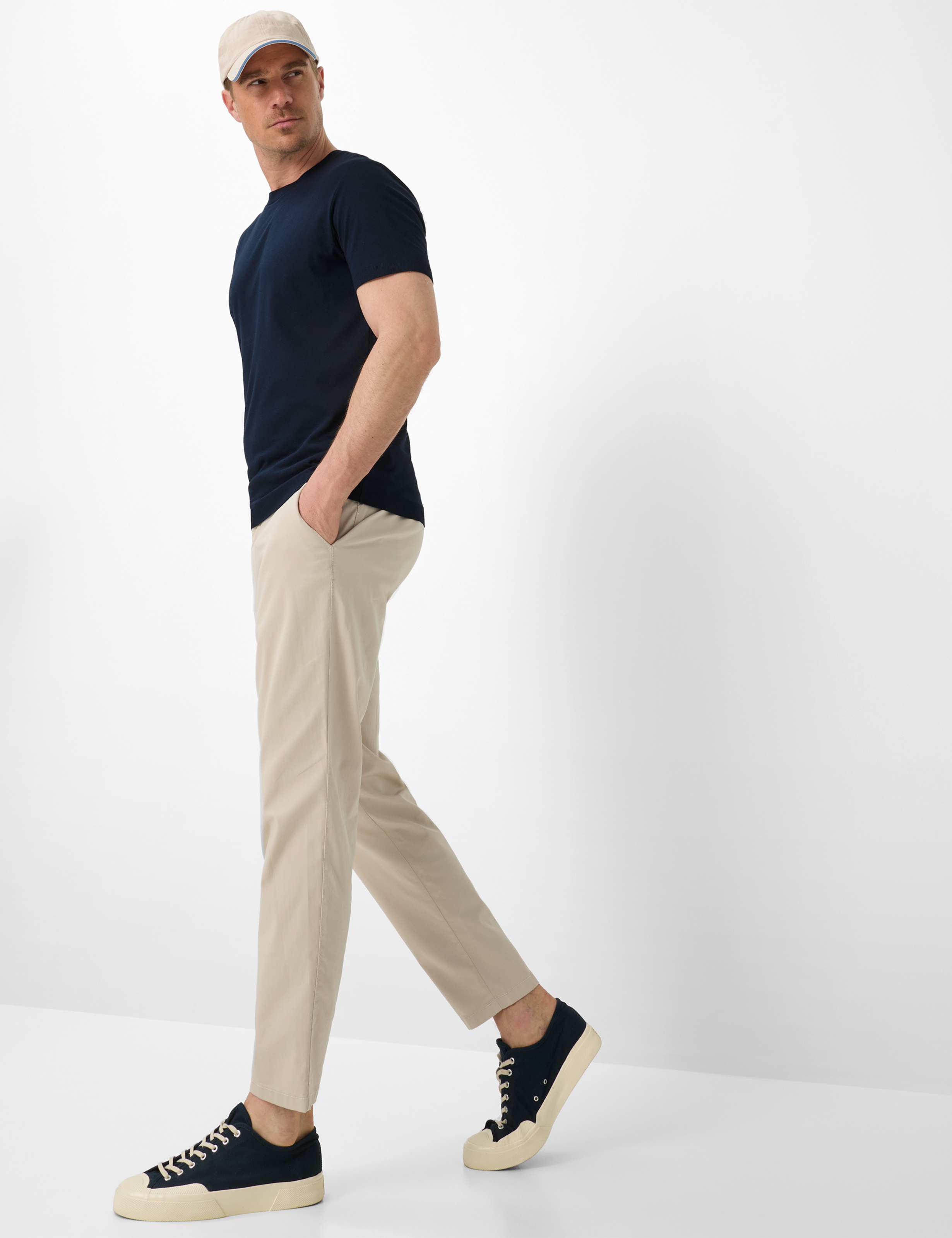 Herre Style PHIL Lysbeige Tapered Fit Model Outfit