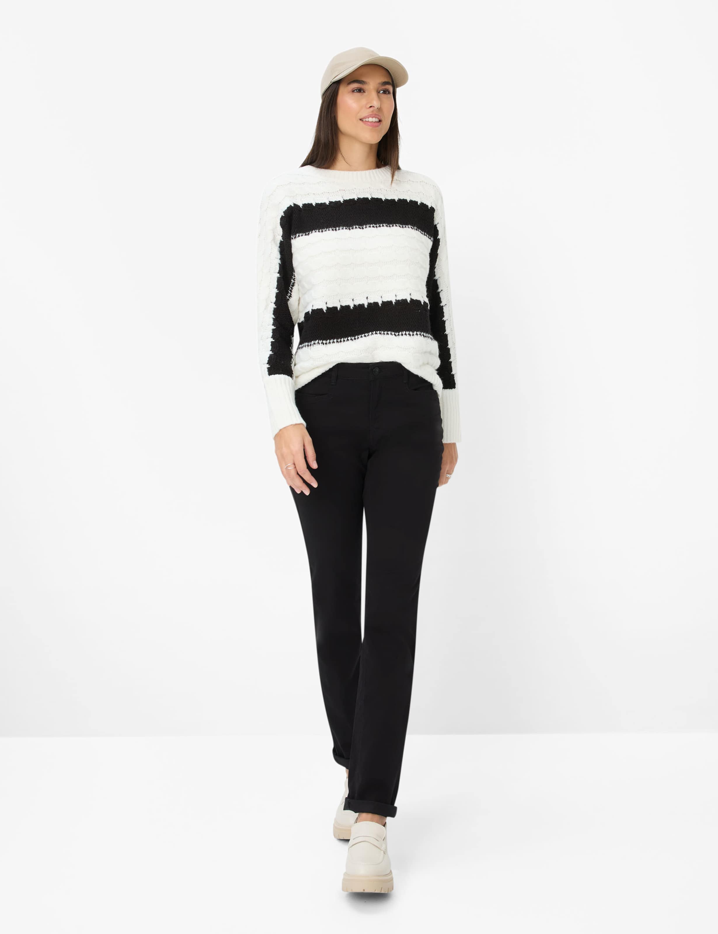 Femme Style CAROLA Noir  Tenue du mannequin