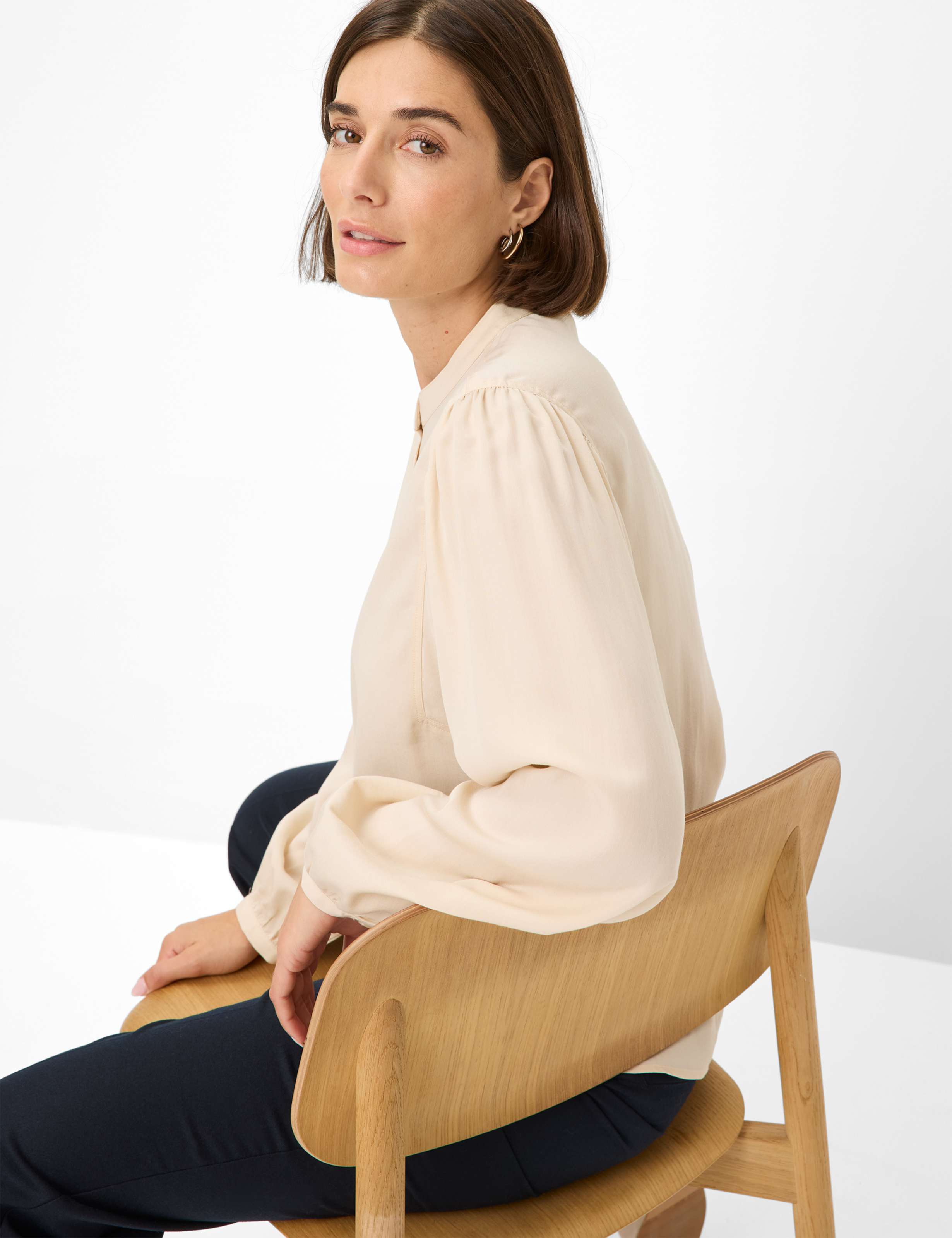 Women Style VALERIA Cream White  Detail 1