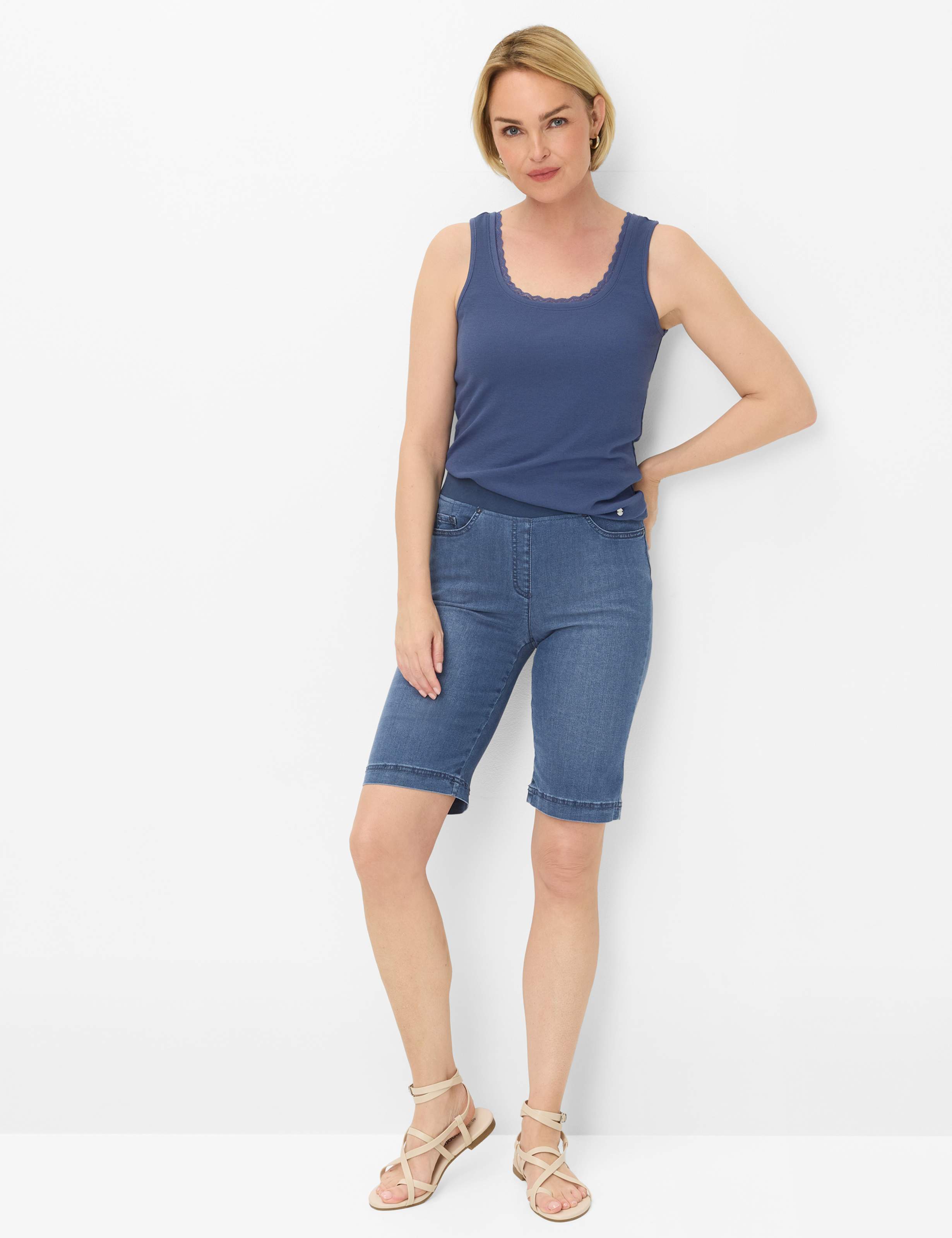 Femme Style PAMINA BERMUDA Denim Bleu Slim Fit Tenue du mannequin