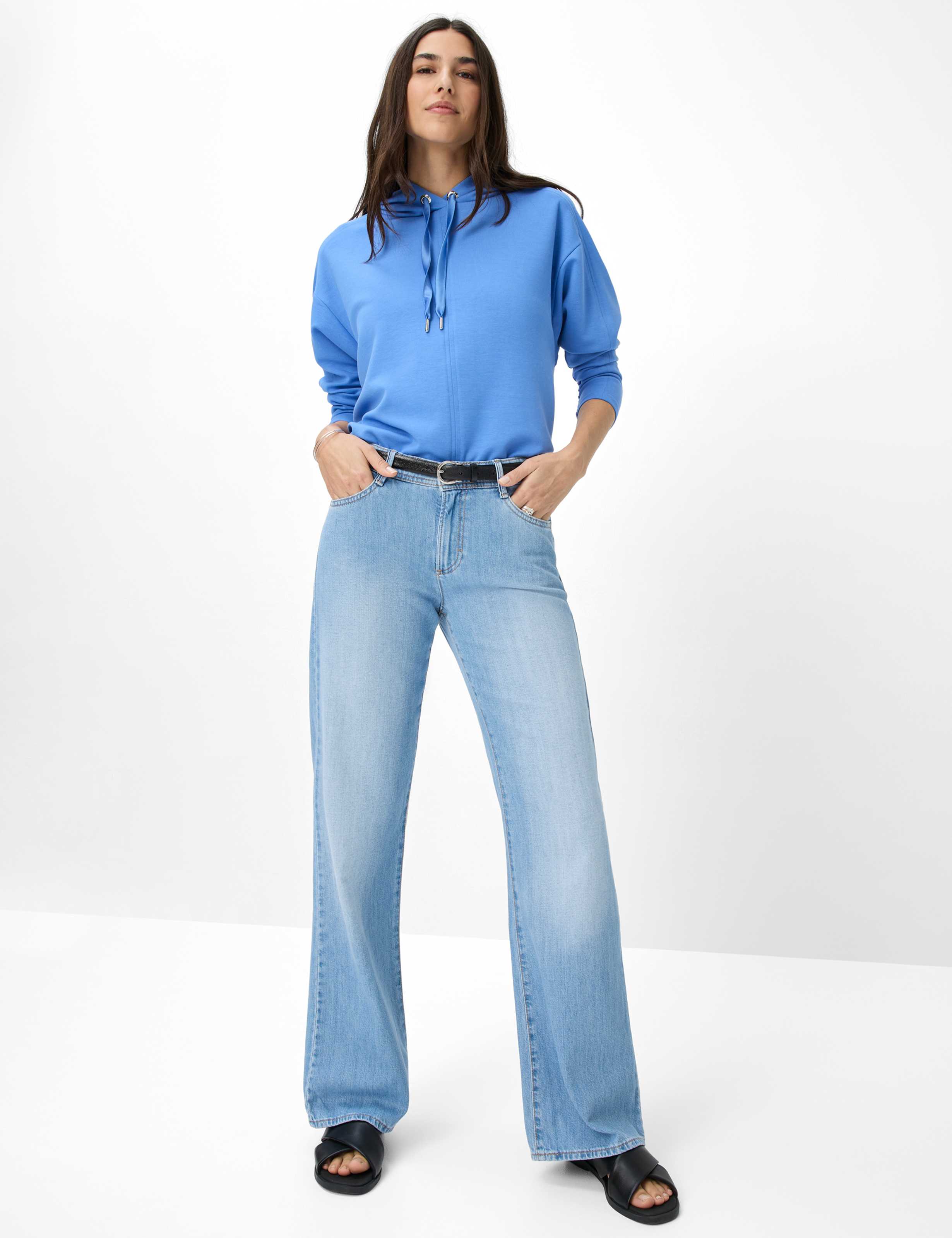 Femme Style BEE Bleu  Tenue du mannequin