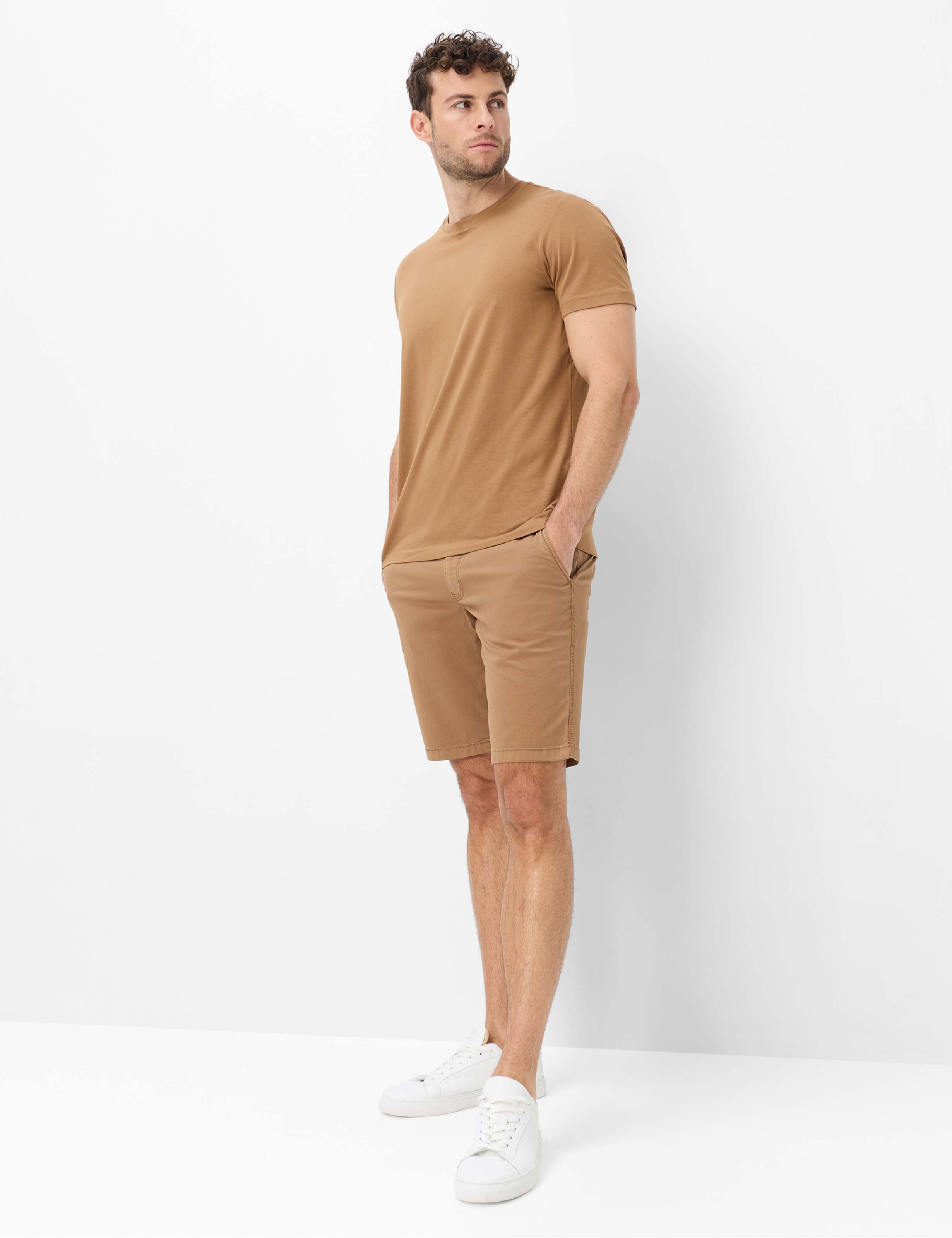 Heren Style BARI Lichtbruin Regular Fit Model outfit