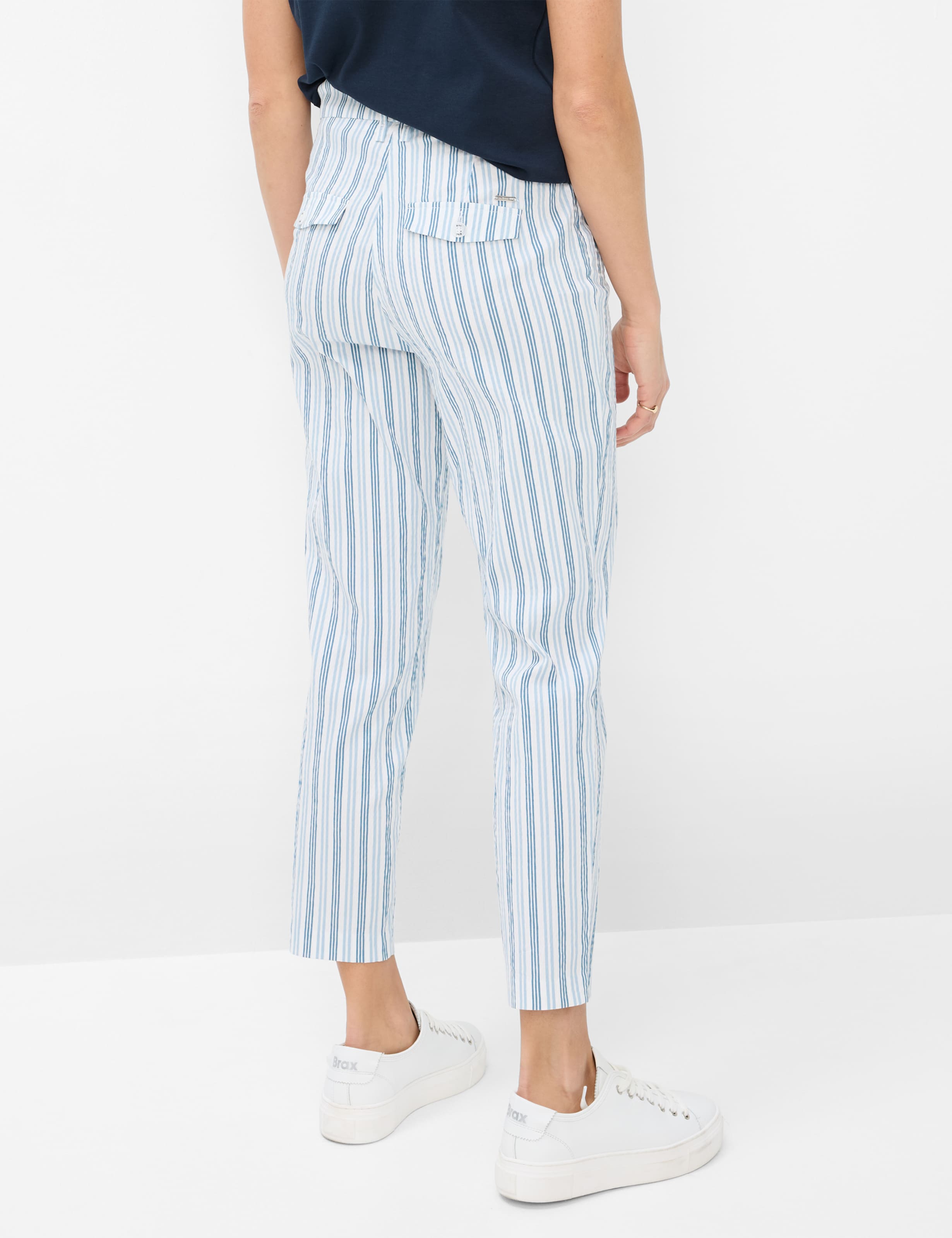 Damen Style MARA S Hellblau Regular Fit Model Rueck