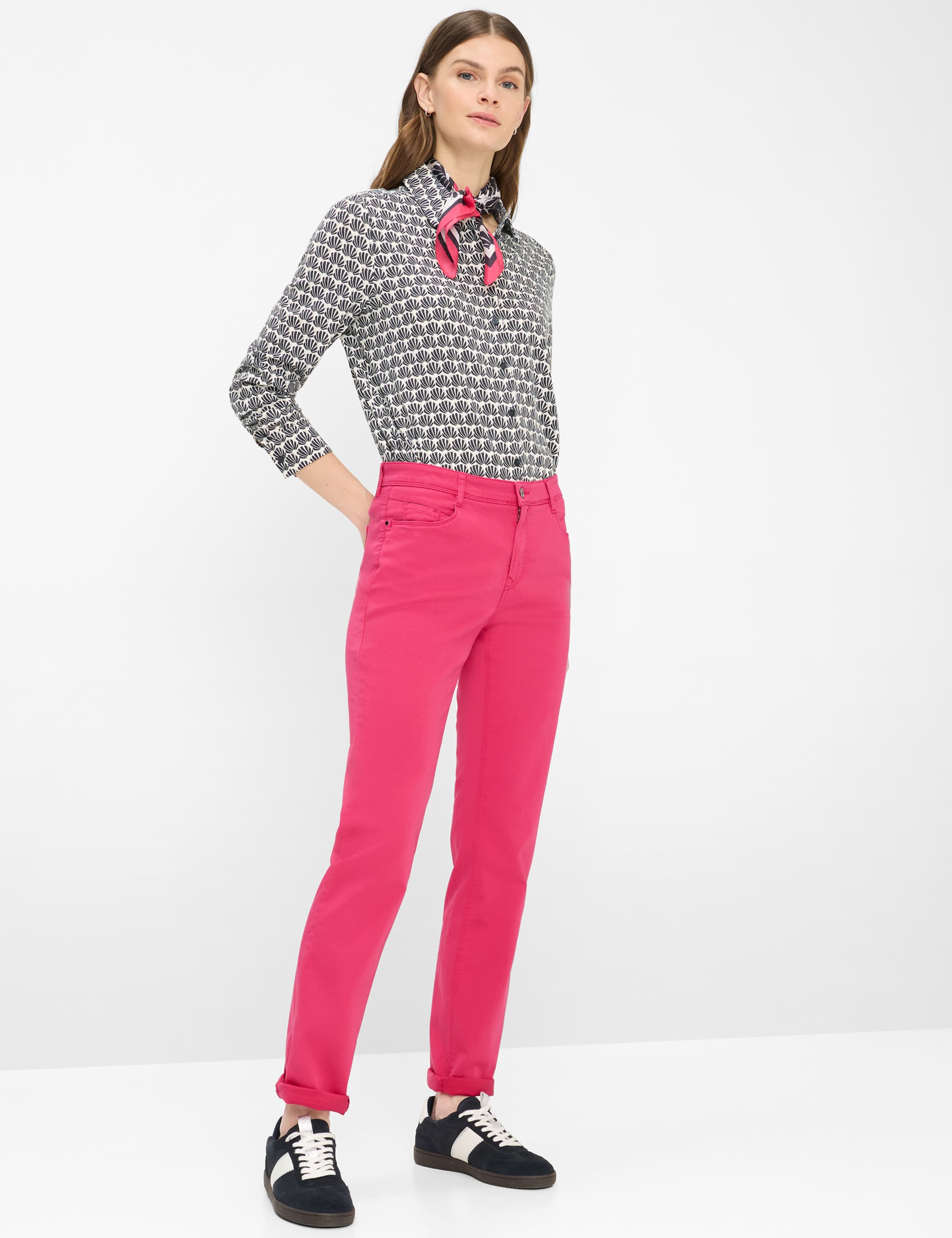 Femme Style CAROLA Pink Feminine Fit Tenue du mannequin
