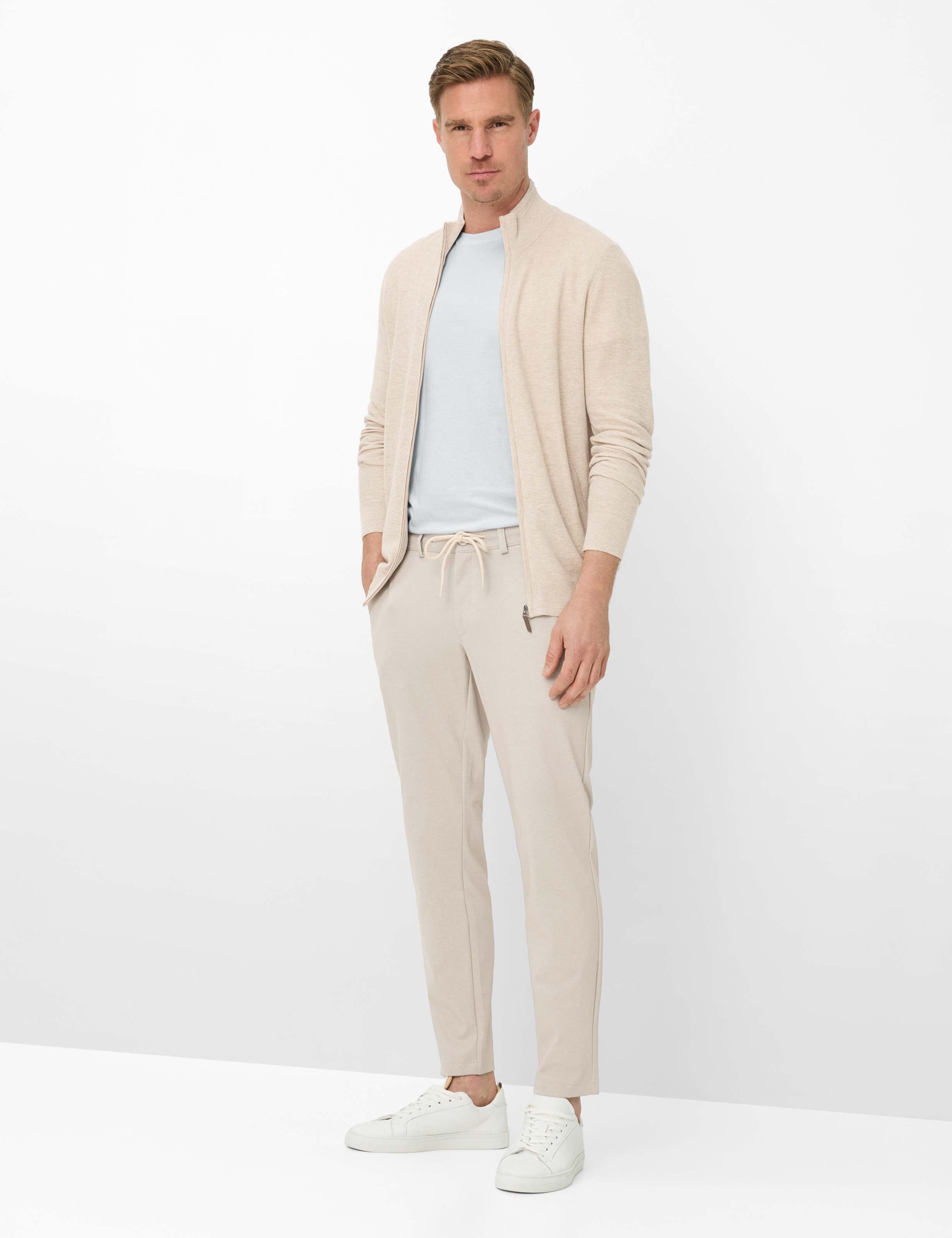 Herren Style PHIL Hellbeige Tapered Fit Model Outfit