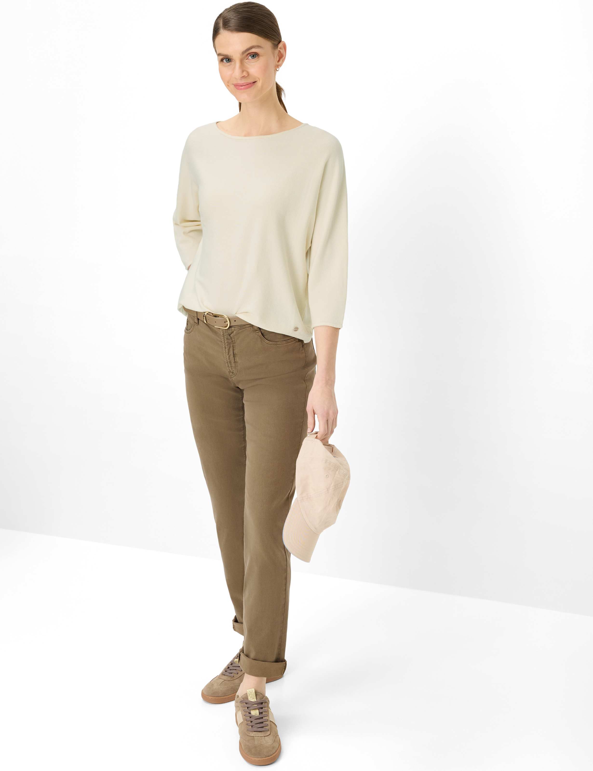 Women Style CAROLA Brown Feminine Fit Model Outfit