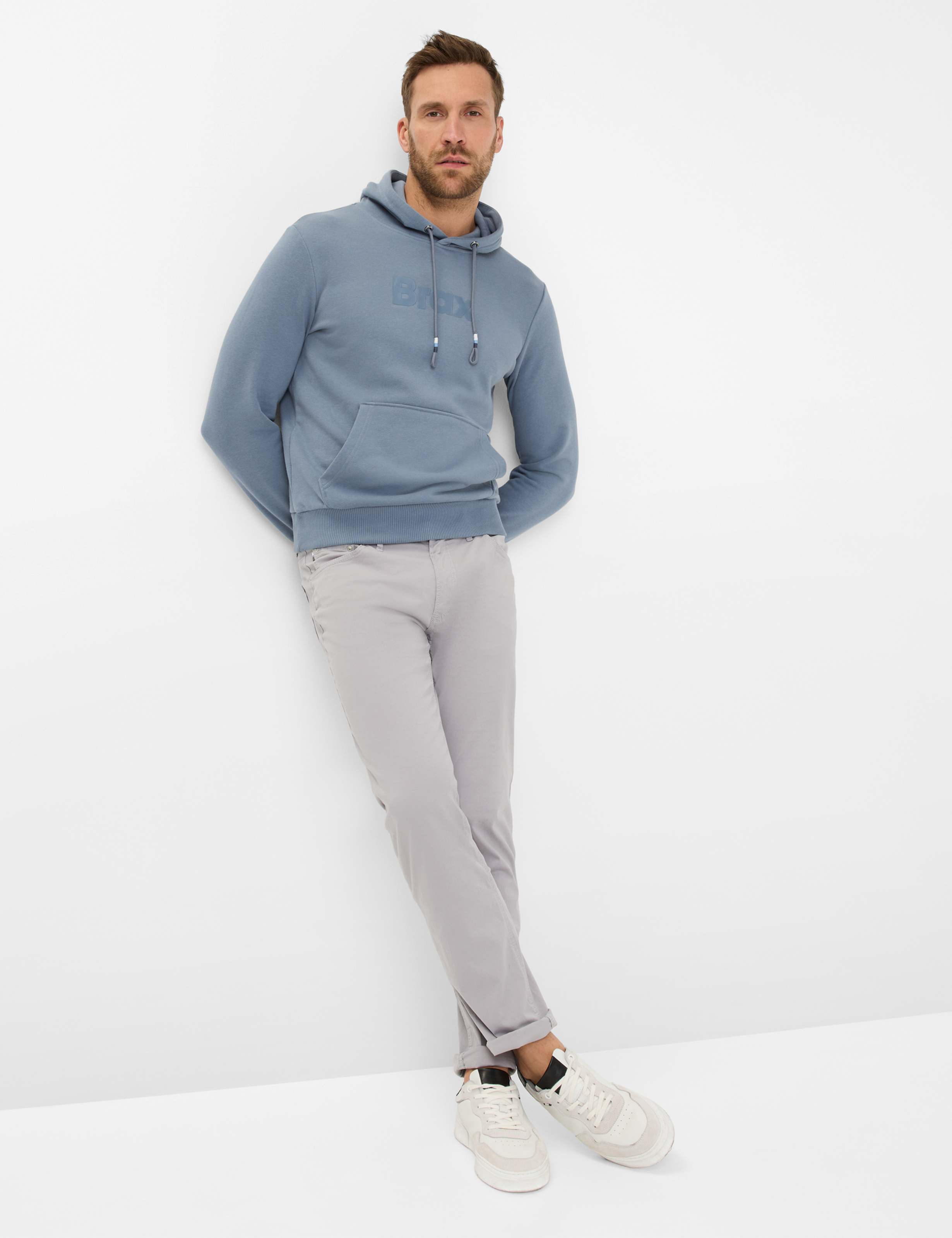 Heren Style CHUCK Mediumgrijs Modern Fit Model outfit