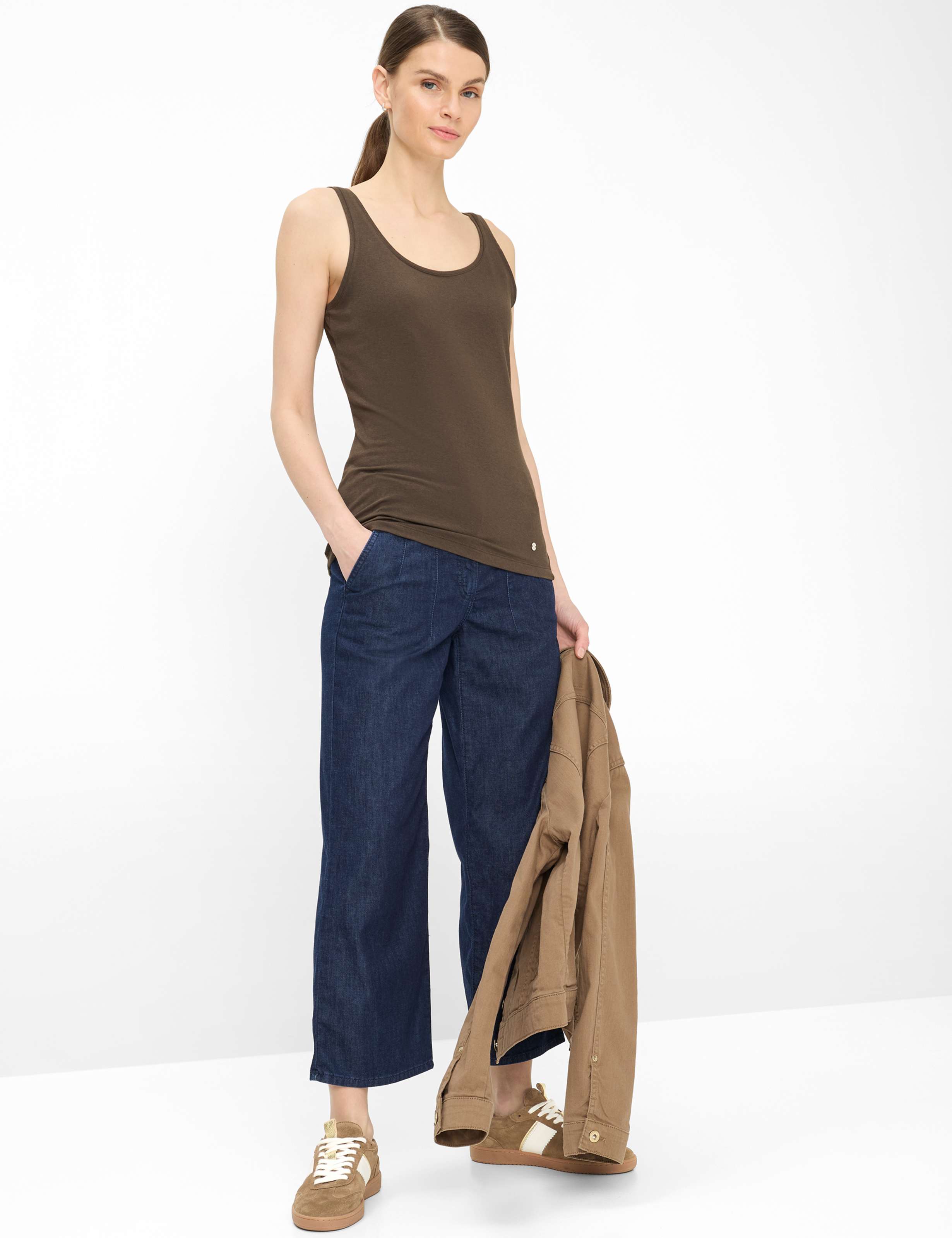 Femme Style SILVY Marron Foncé  Tenue du mannequin