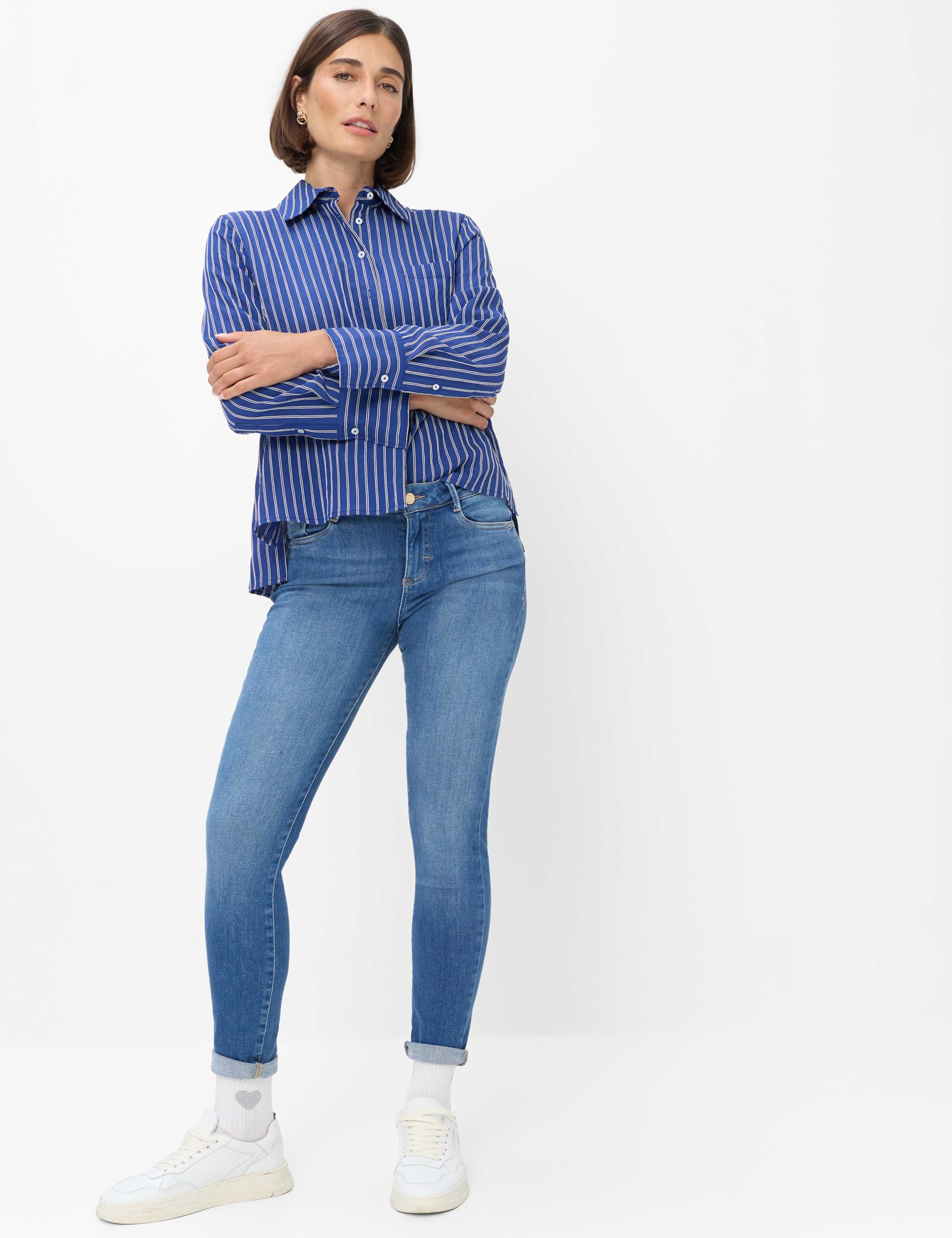 Femme Style ANA Denim Bleu Regular Skinny Fit Tenue du mannequin