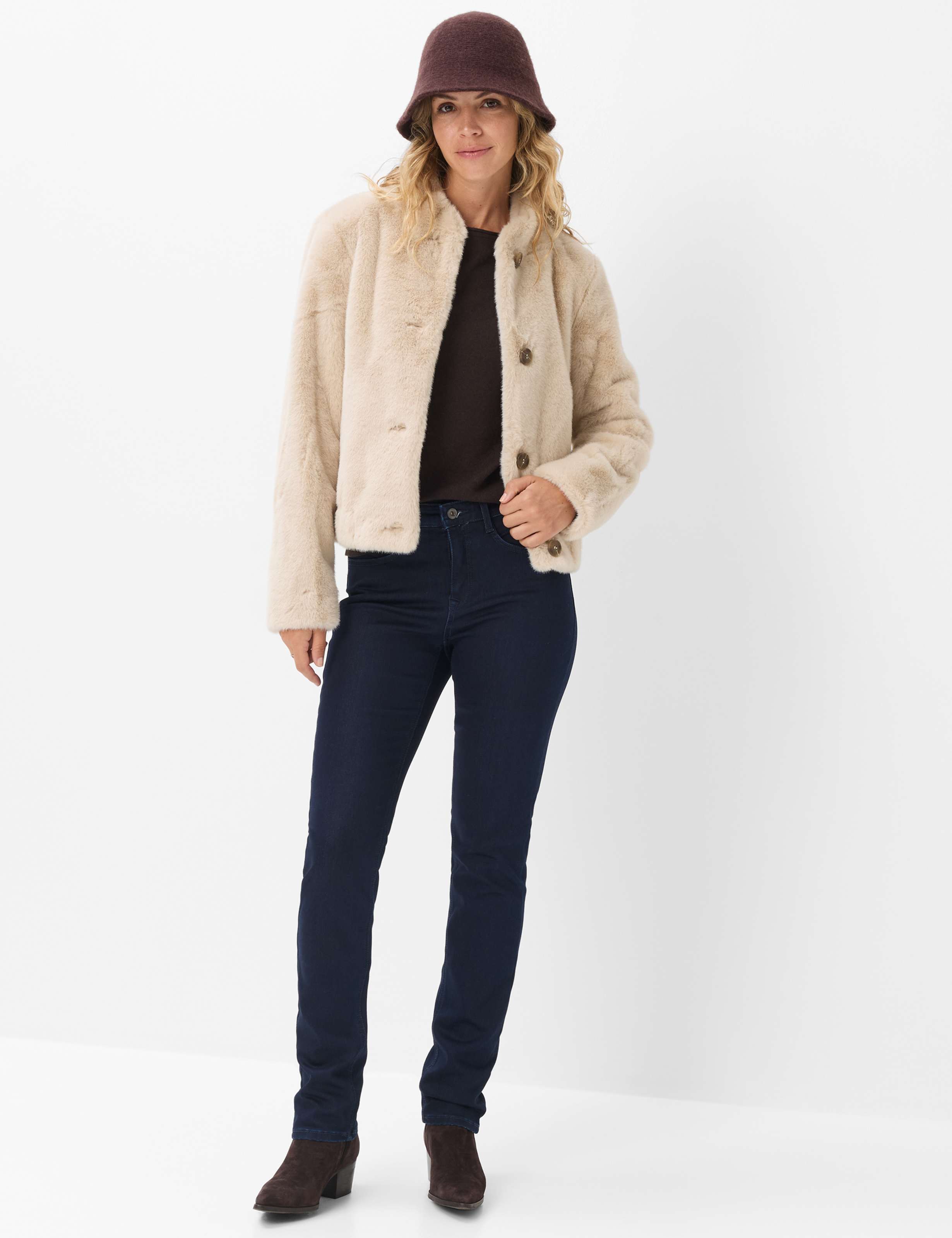 Femme Style MARY Denim Bleu Foncé Regular Fit Tenue du mannequin