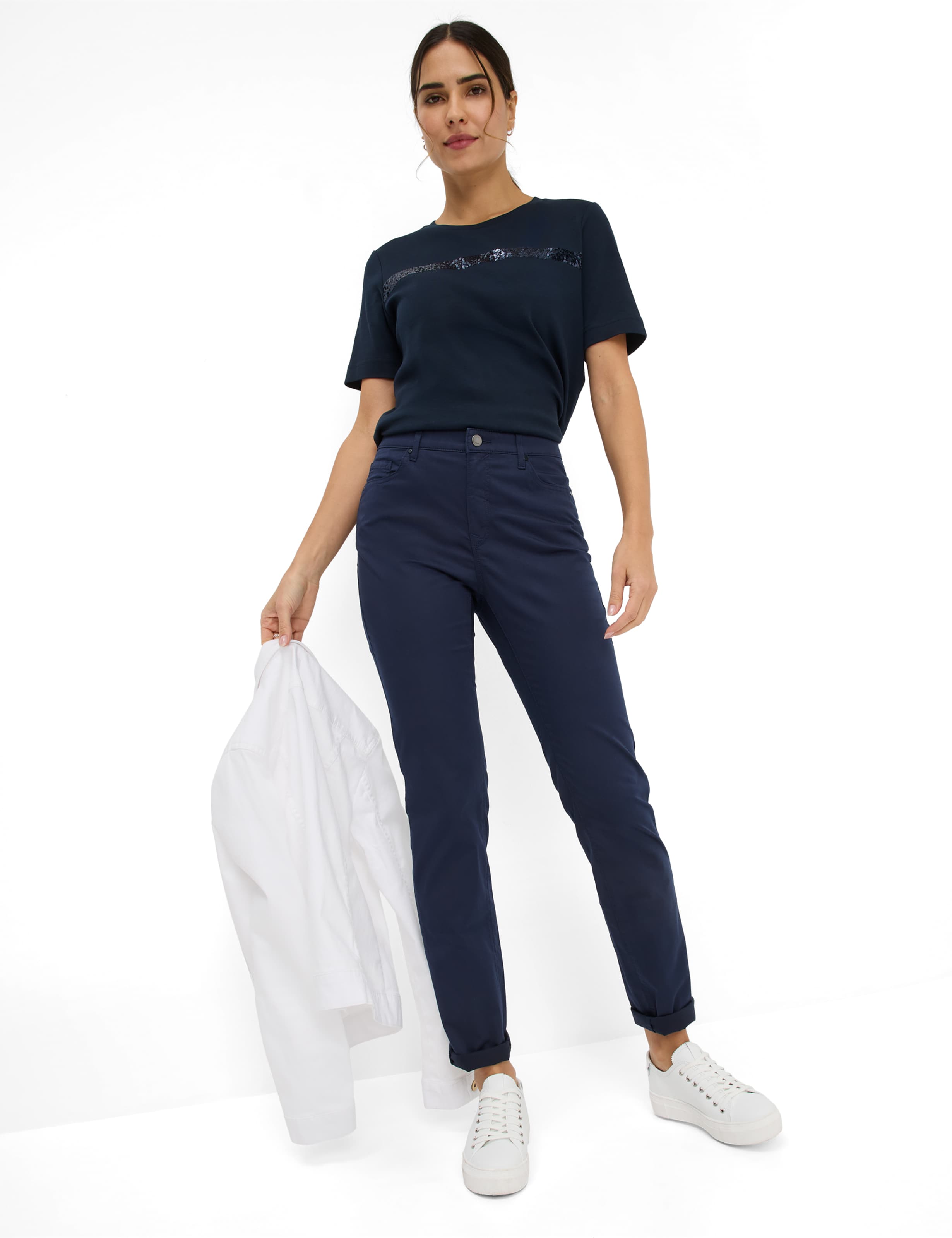 Damen Style CAROLA Dunkelblau Feminine Fit Model Outfit