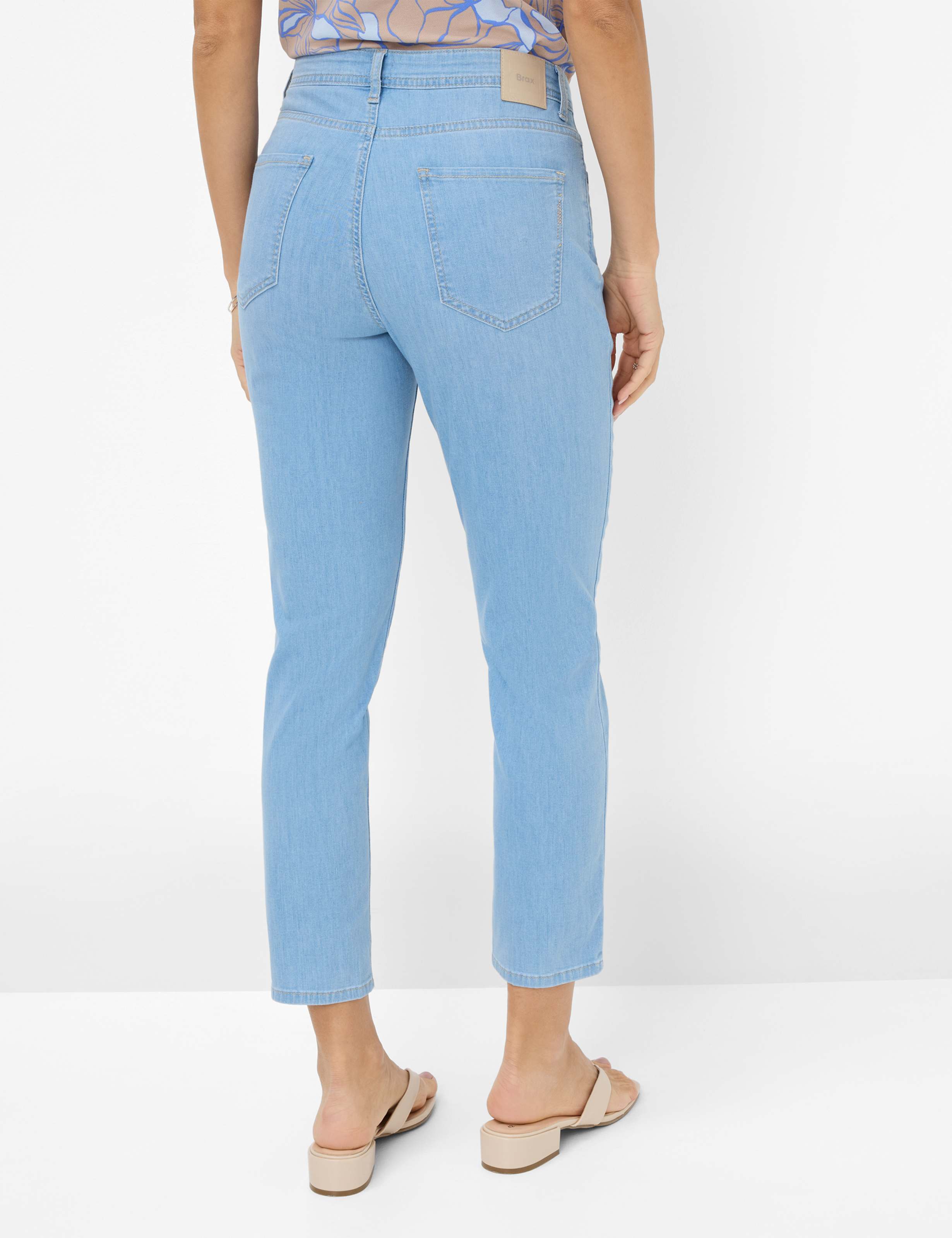 Damen Style CAROLA S Denim Hellblau Feminine Fit Model Rueck