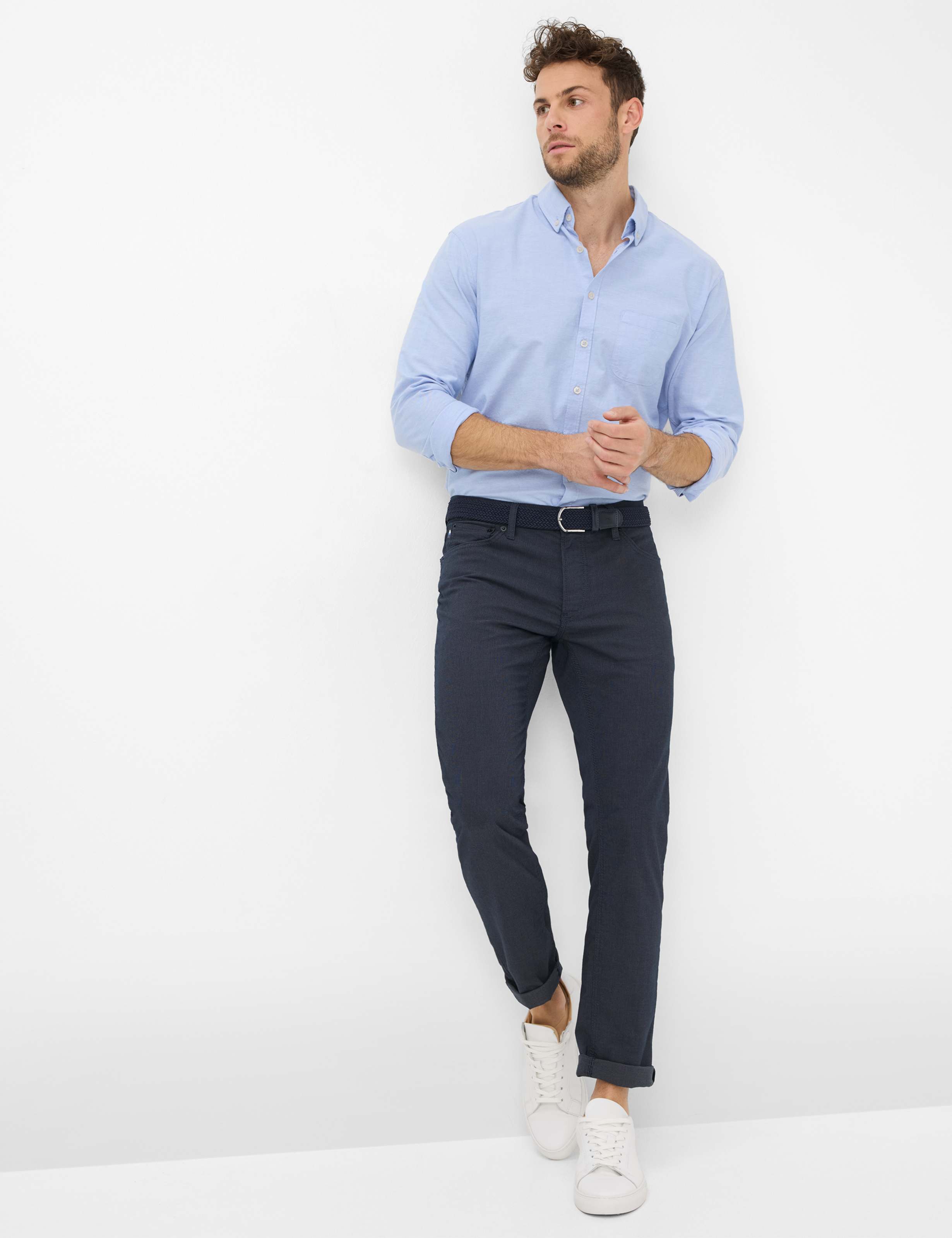 Homme Style CHUCK Bleu Permanent Modern Fit Tenue du mannequin