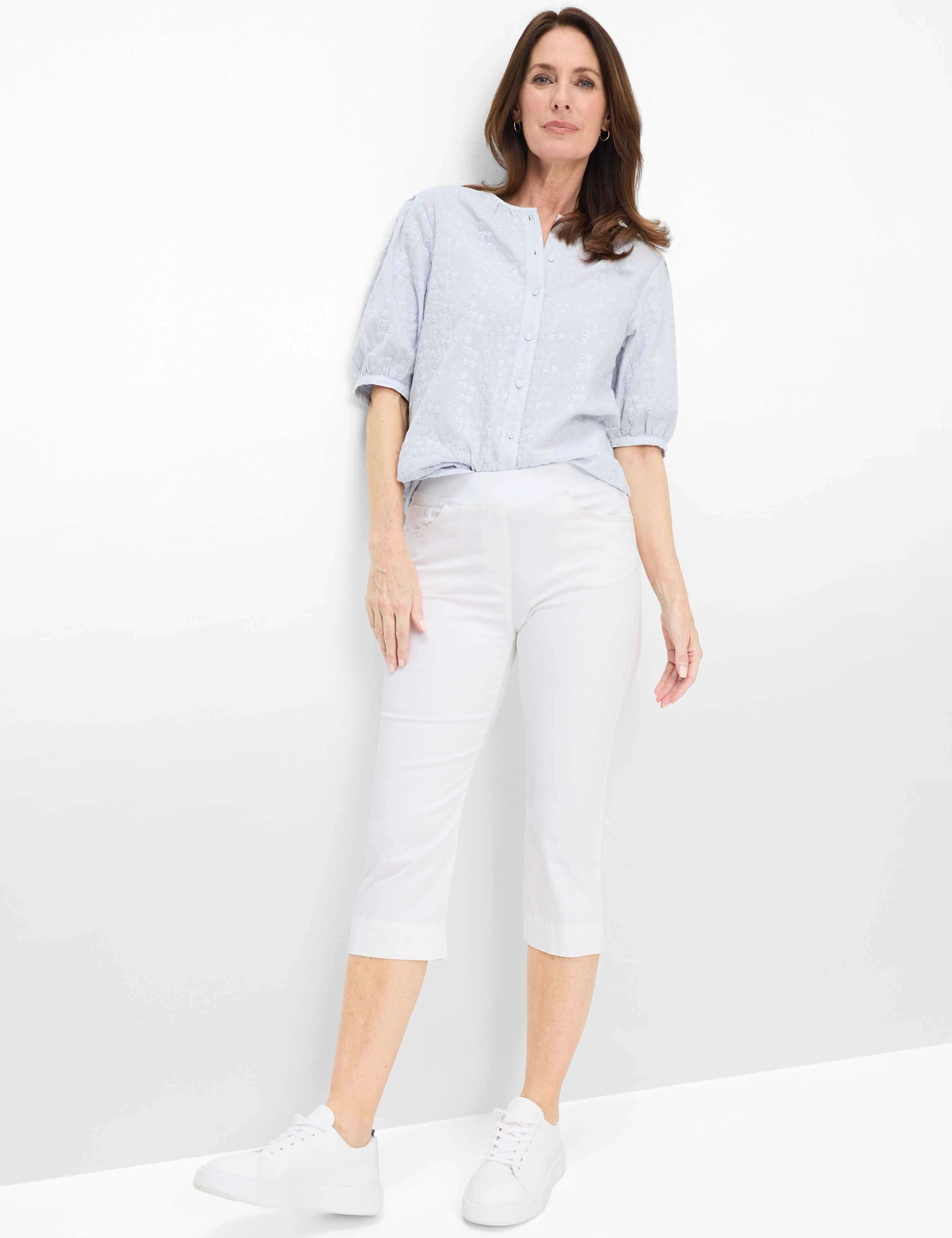 Femme Style PAMINA CAPRI Blanc Slim Fit Tenue du mannequin