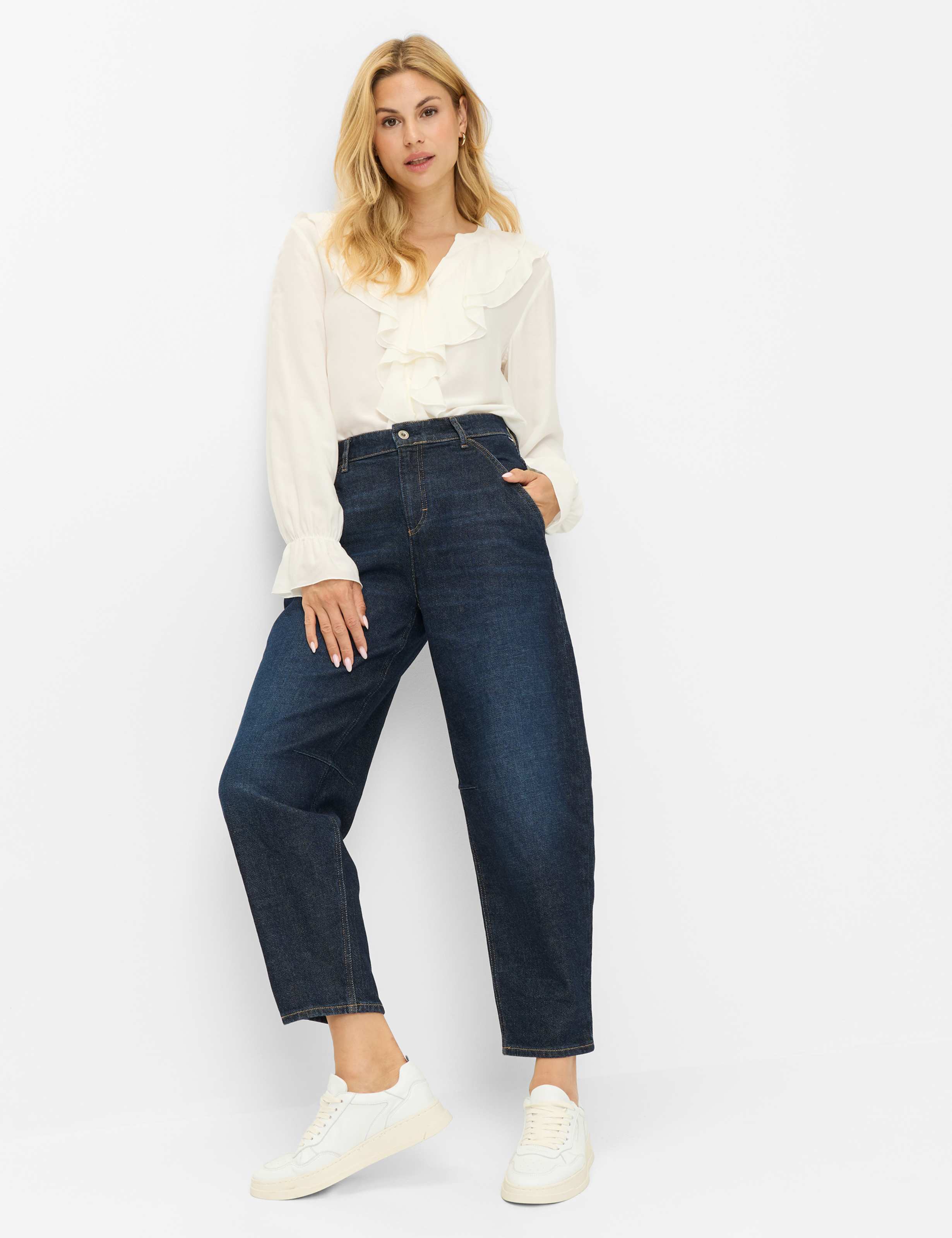 Femme Style MEGAN S Denim Bleu Foncé Barrel Fit Tenue du mannequin